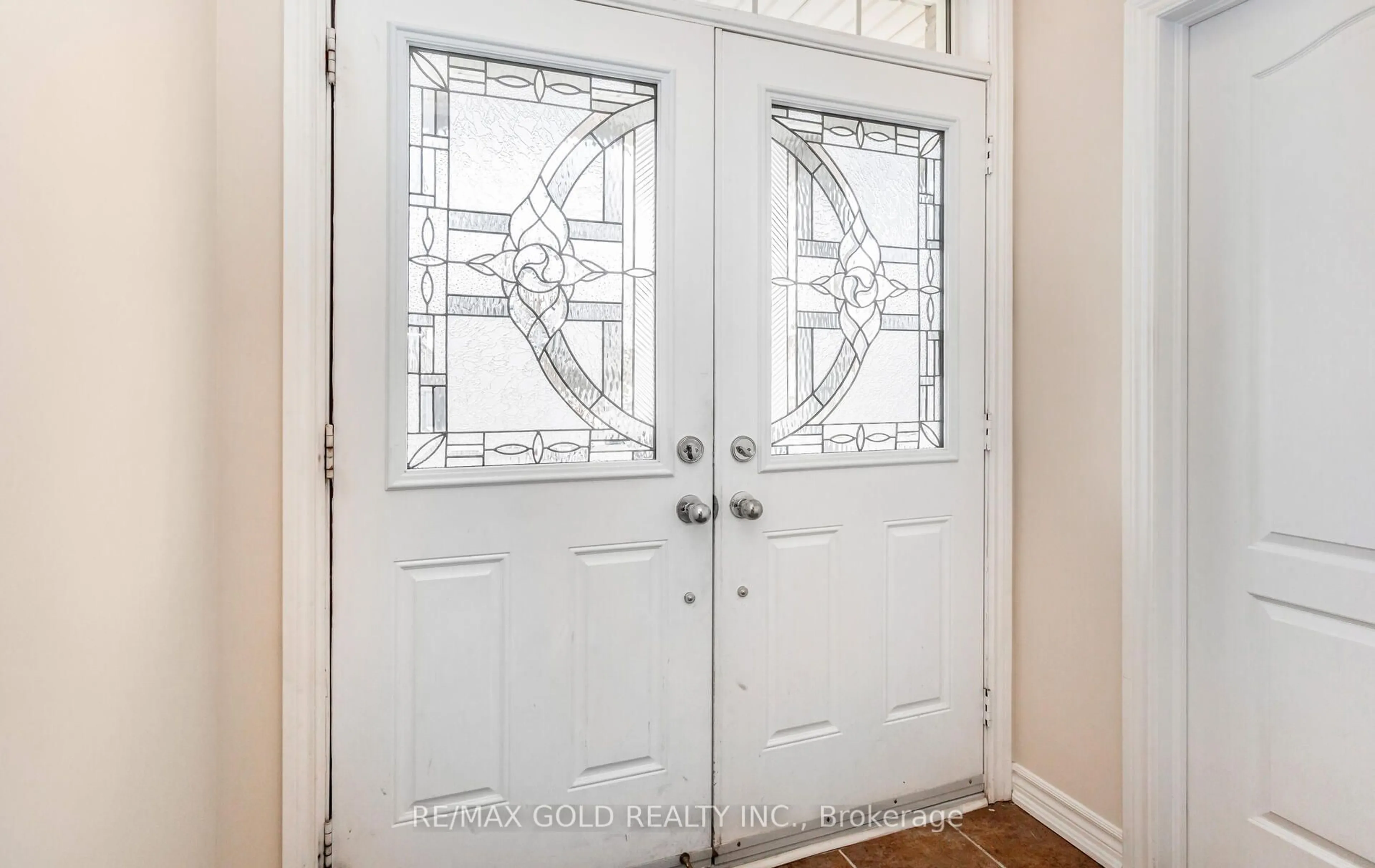 Indoor entryway for 527 Fernforest Dr, Brampton Ontario L6R 0S2