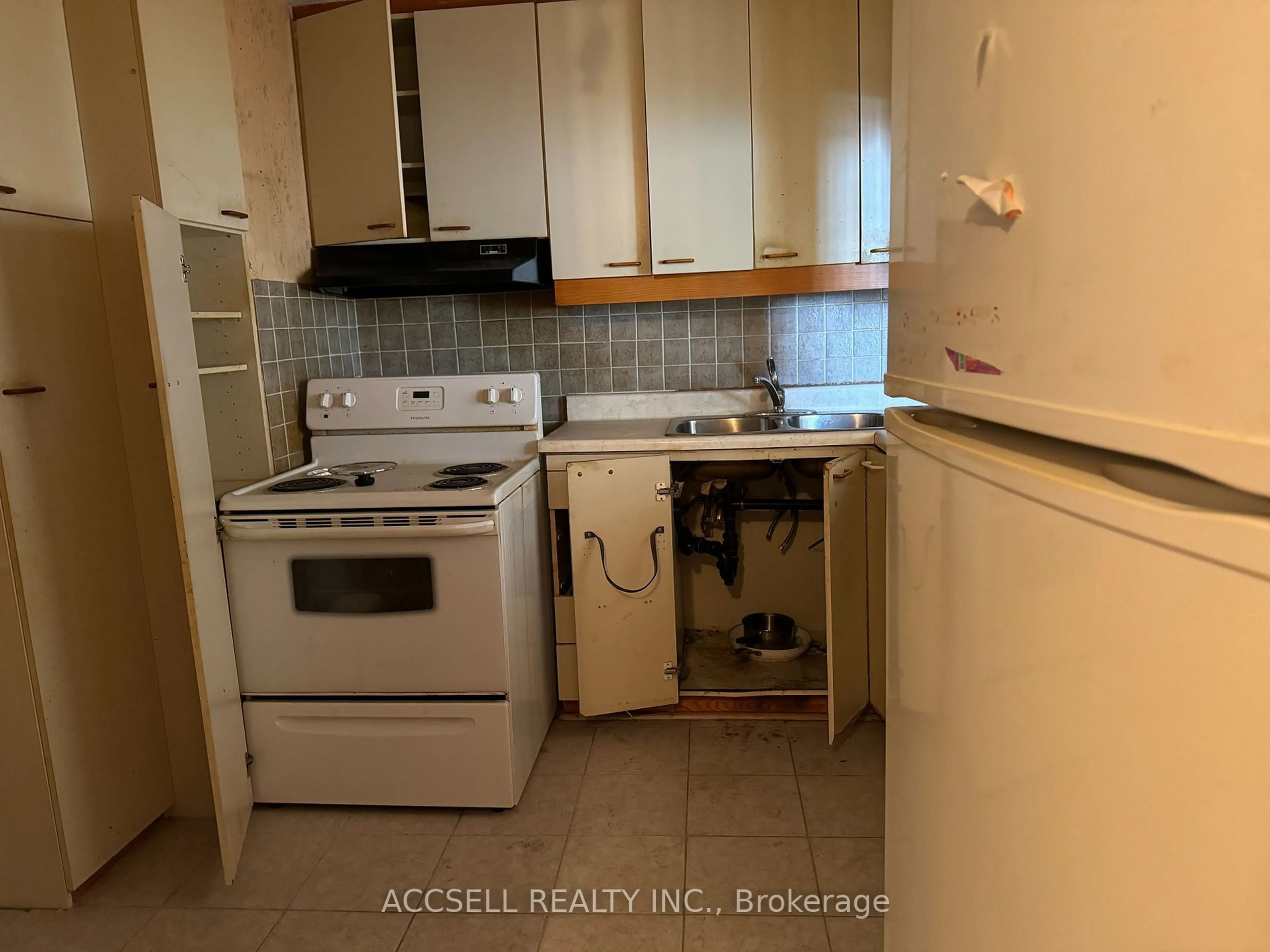 Standard kitchen, unknown for 2323 Confederation Pkwy #1003, Mississauga Ontario L5B 1R6