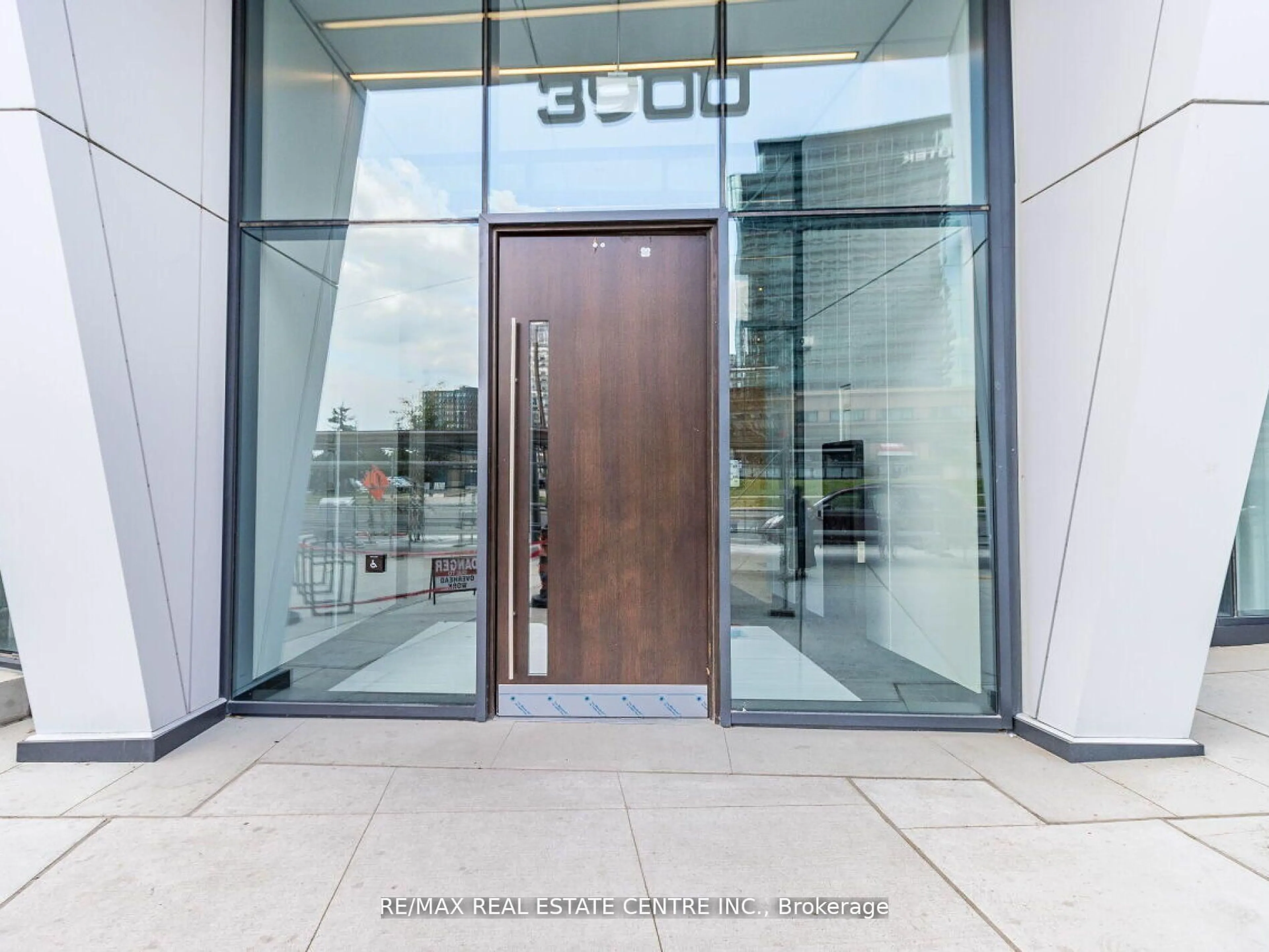 Indoor foyer for 3900 Confederation Pkwy #302, Mississauga Ontario L5B 0M3