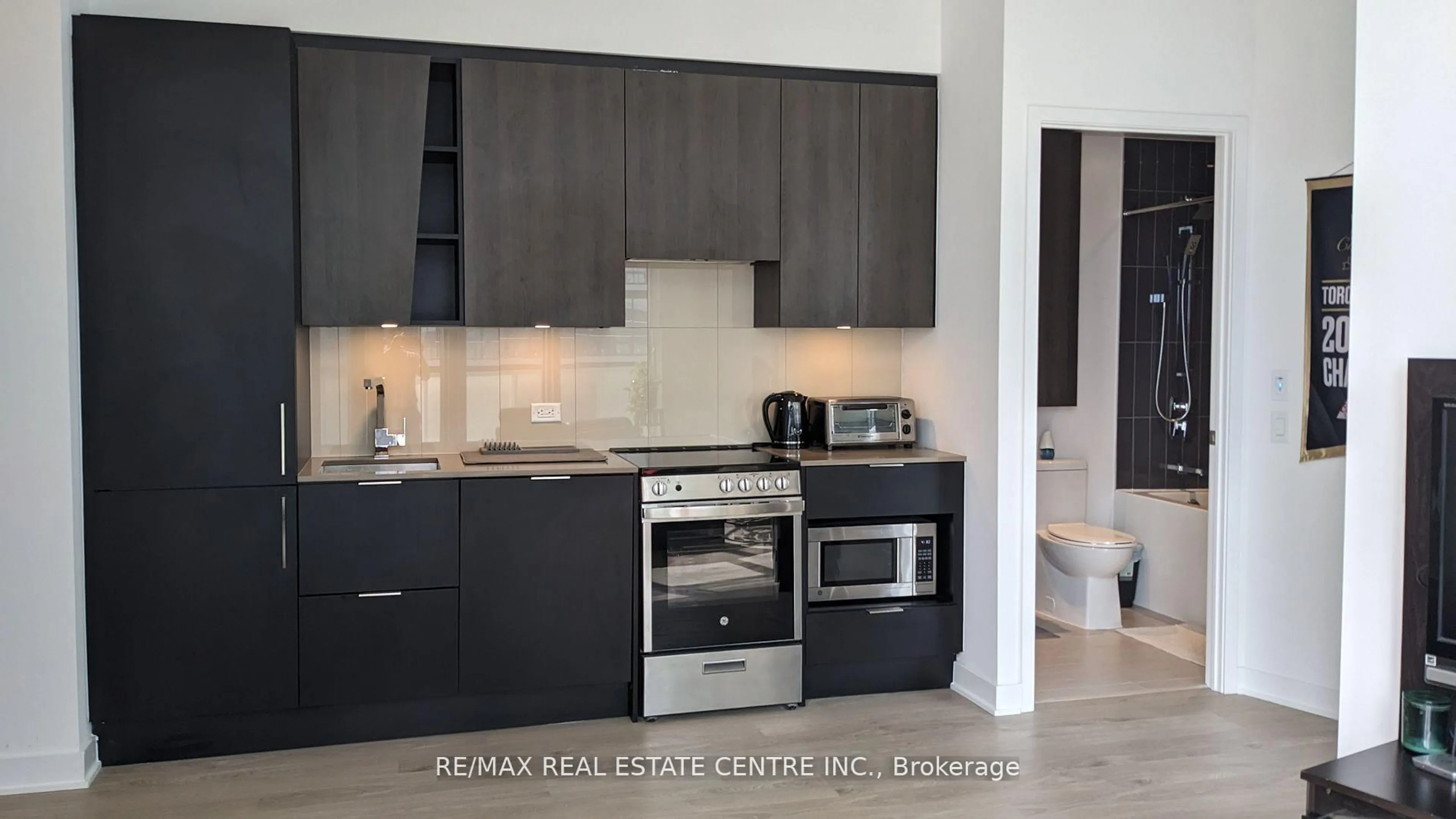 Open concept kitchen, ceramic/tile floor for 3900 Confederation Pkwy #302, Mississauga Ontario L5B 0M3