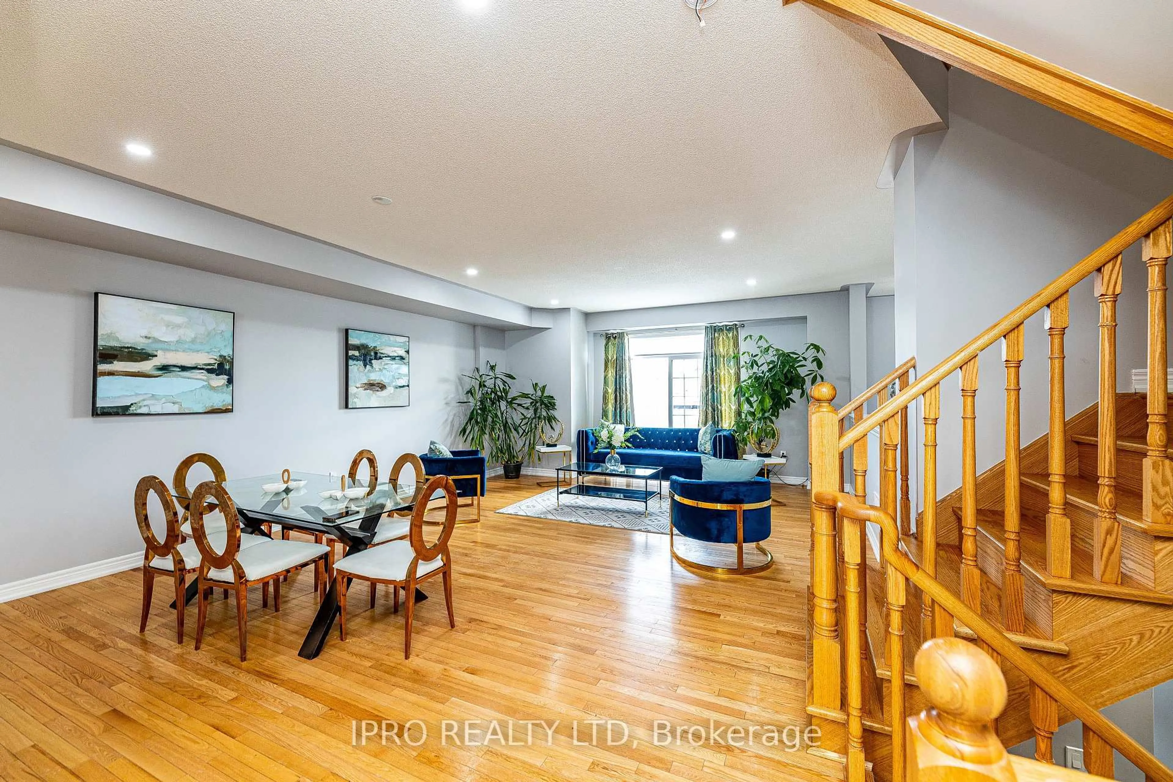 Indoor foyer for 66 Chesterwood Cres, Brampton Ontario L6Y 0Z4