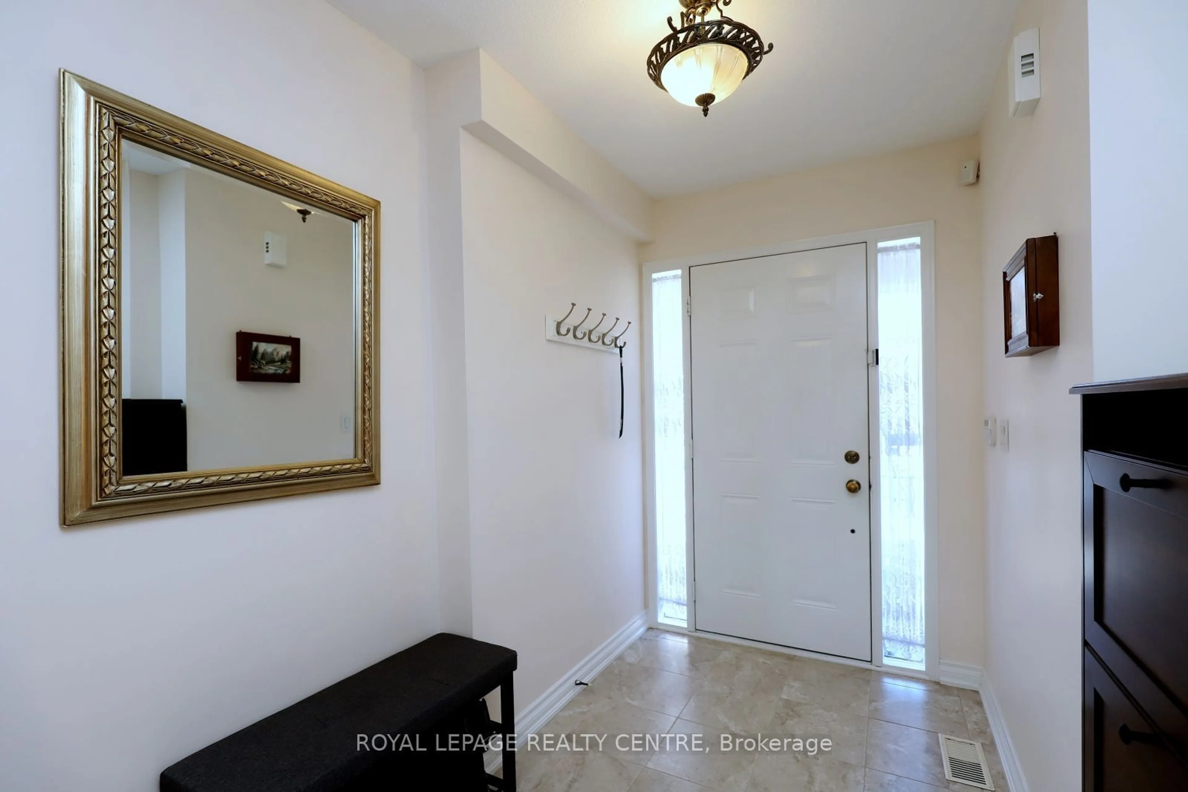 Indoor entryway for 3201 Joel Kerbel Pl, Mississauga Ontario L4Y 0B1