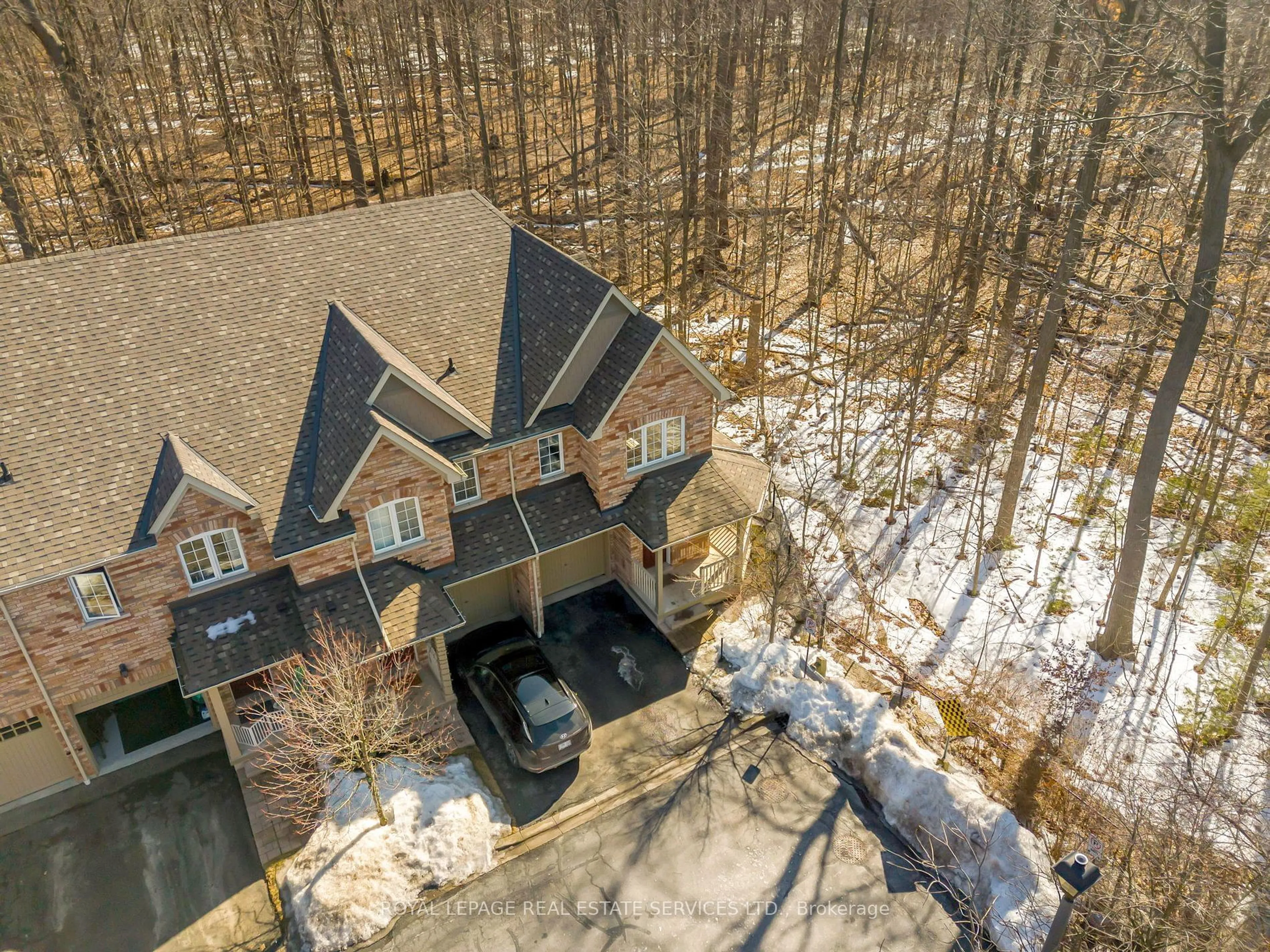 A pic from outside/outdoor area/front of a property/back of a property/a pic from drone, forest/trees view for 233 Duskywing Way #35, Oakville Ontario L6L 0C5