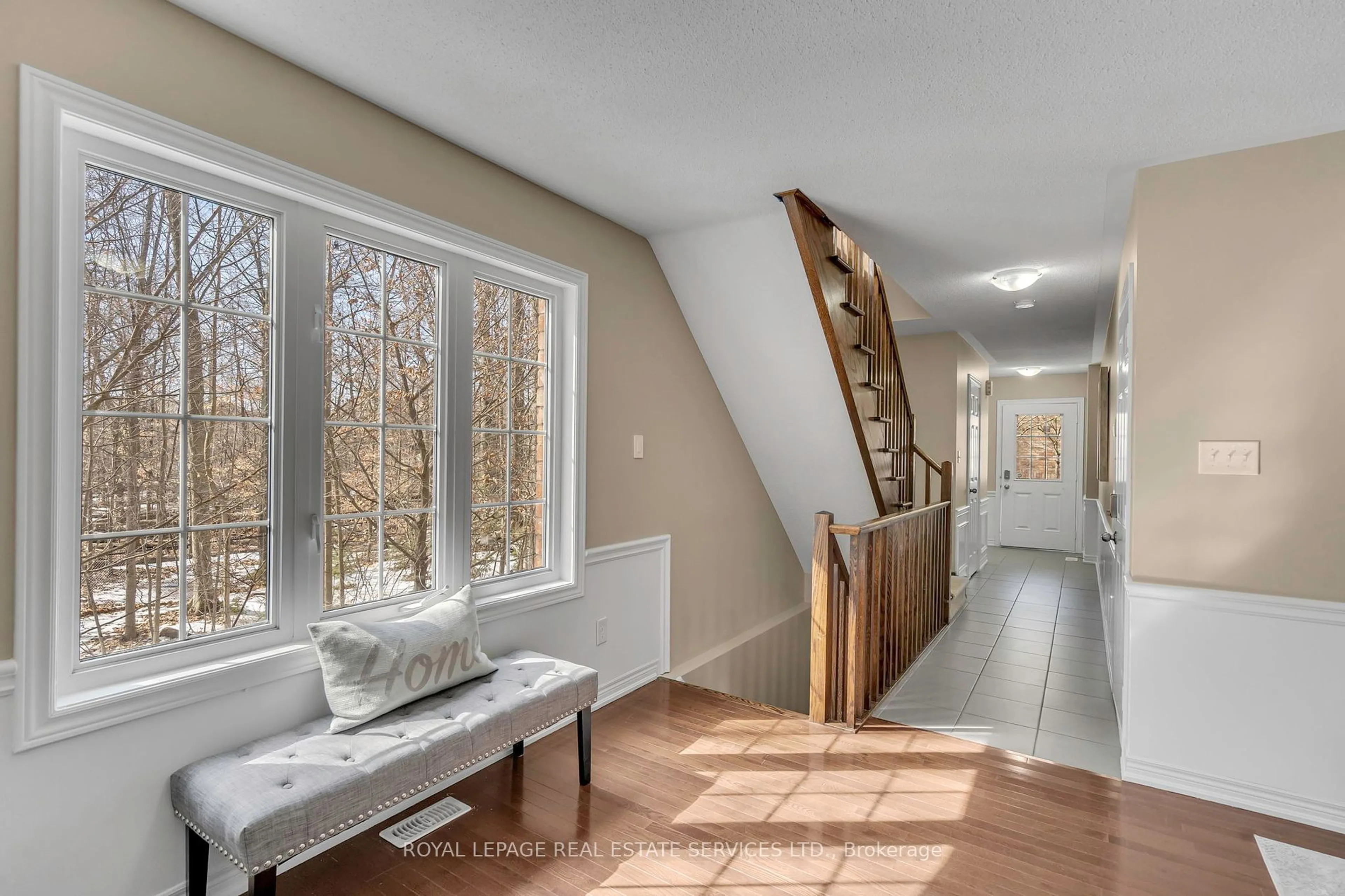 Indoor entryway for 233 Duskywing Way #35, Oakville Ontario L6L 0C5