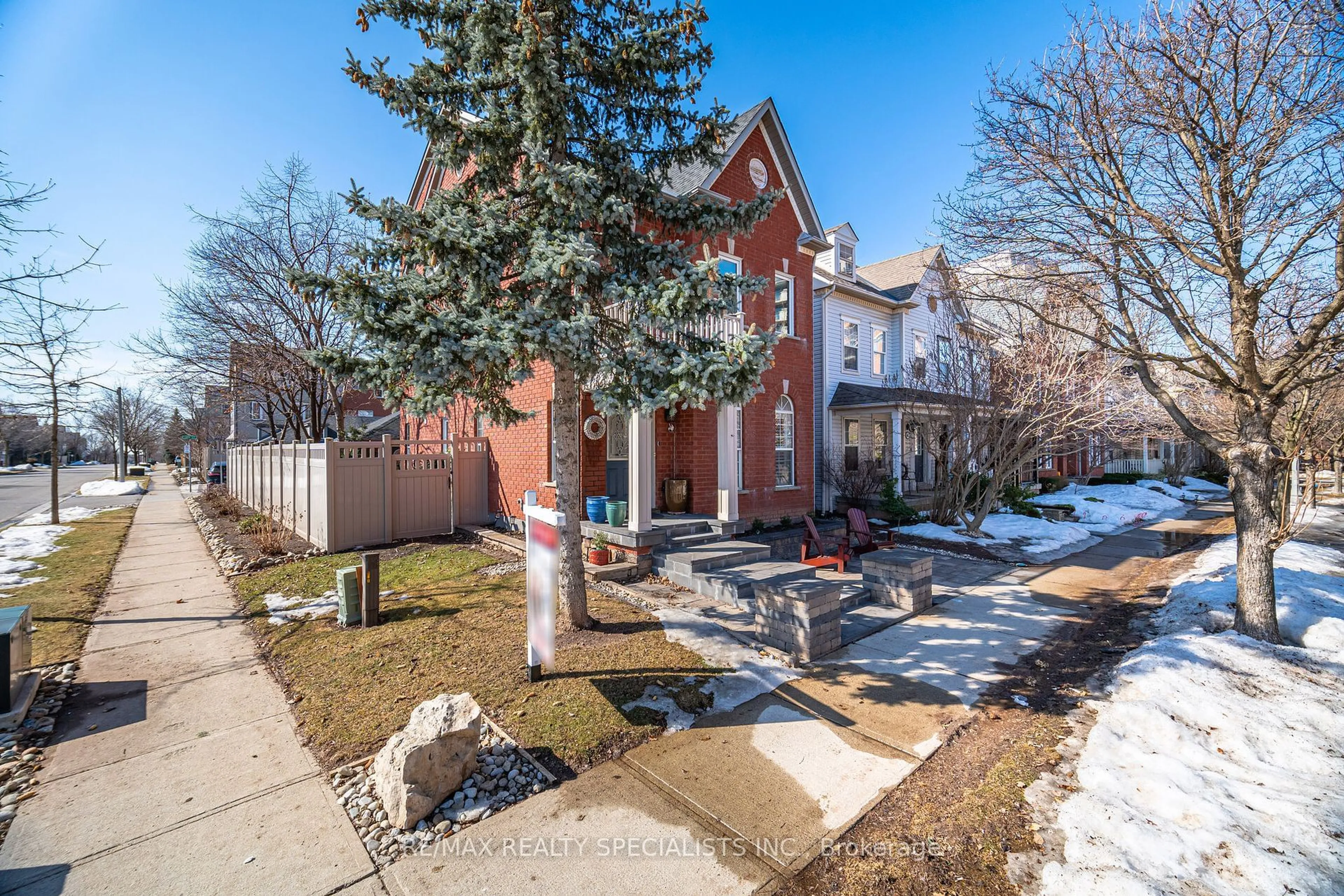 A pic from outside/outdoor area/front of a property/back of a property/a pic from drone, street for 104 Georgian Dr, Oakville Ontario L6H 6V1