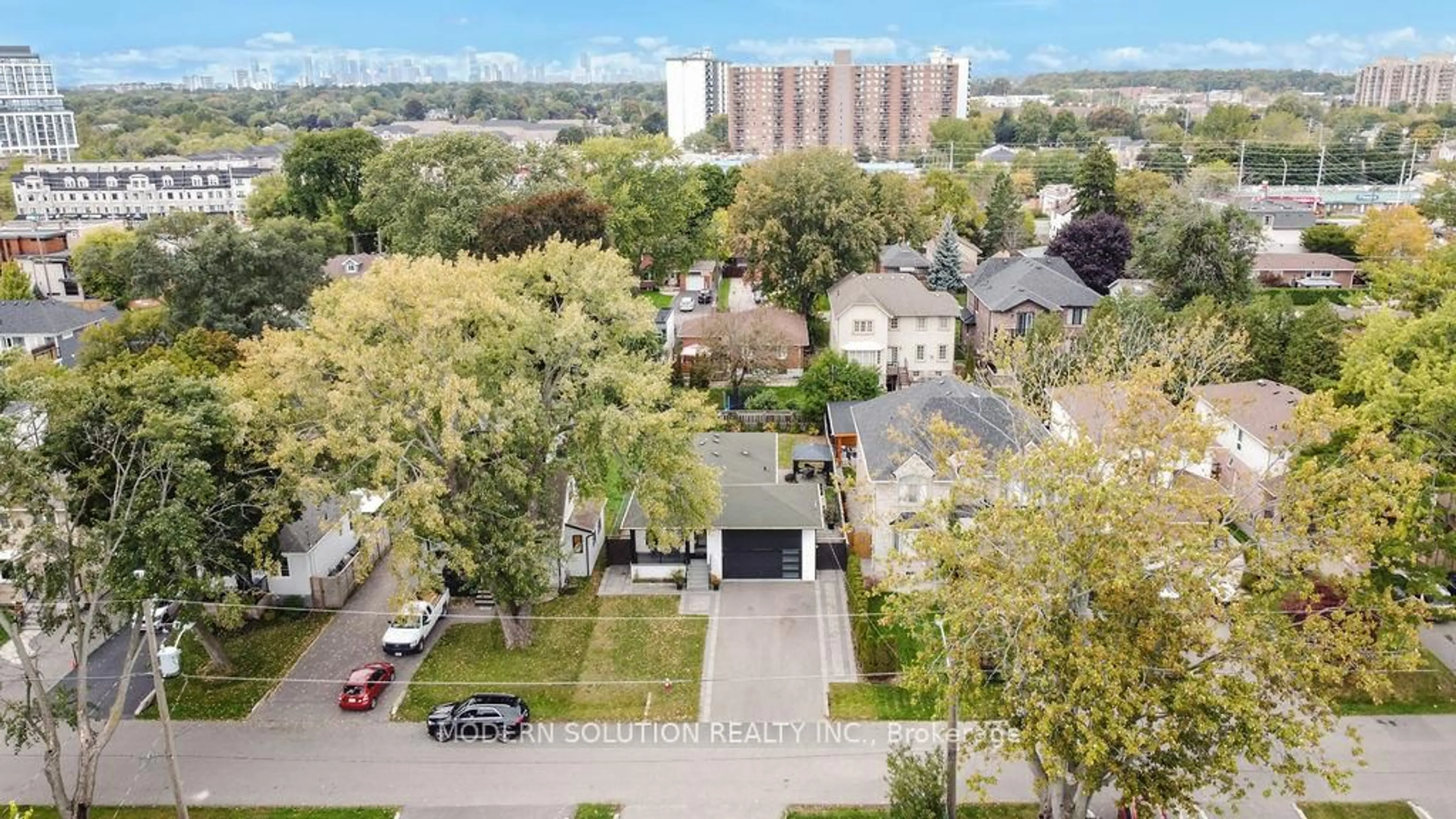 A pic from outside/outdoor area/front of a property/back of a property/a pic from drone, city buildings view from balcony for 605 Curzon Ave, Mississauga Ontario L5G 1P8