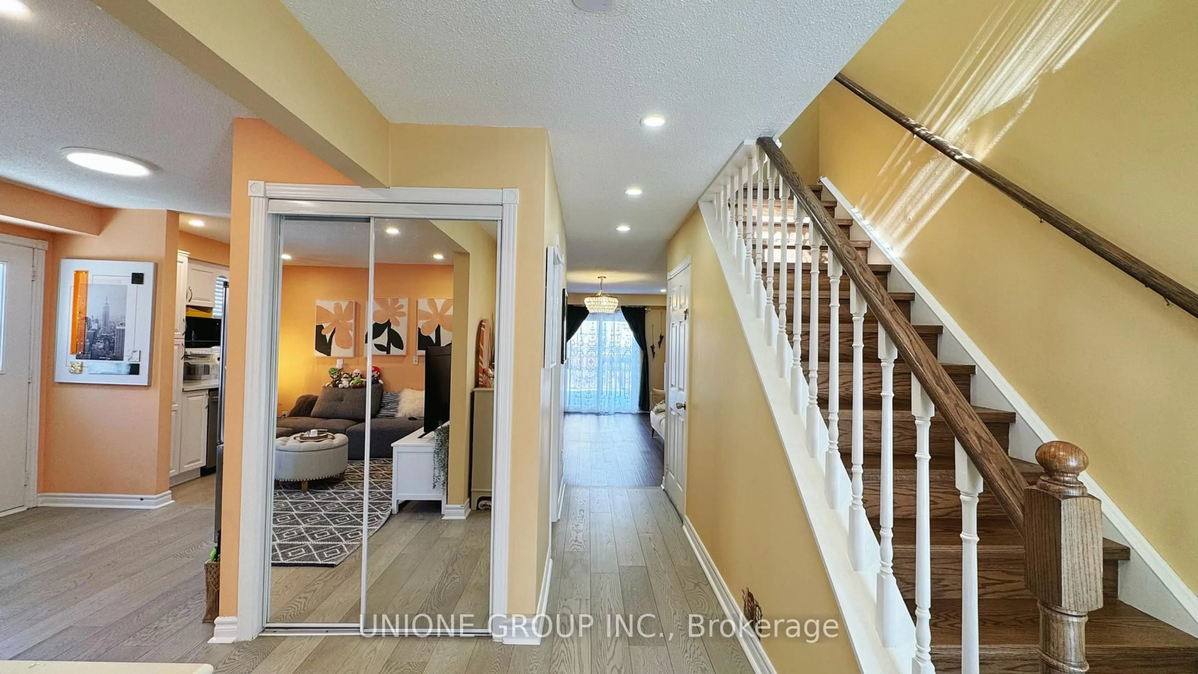 Indoor entryway for 6170 Fullerton Cres, Mississauga Ontario L5N 3A4