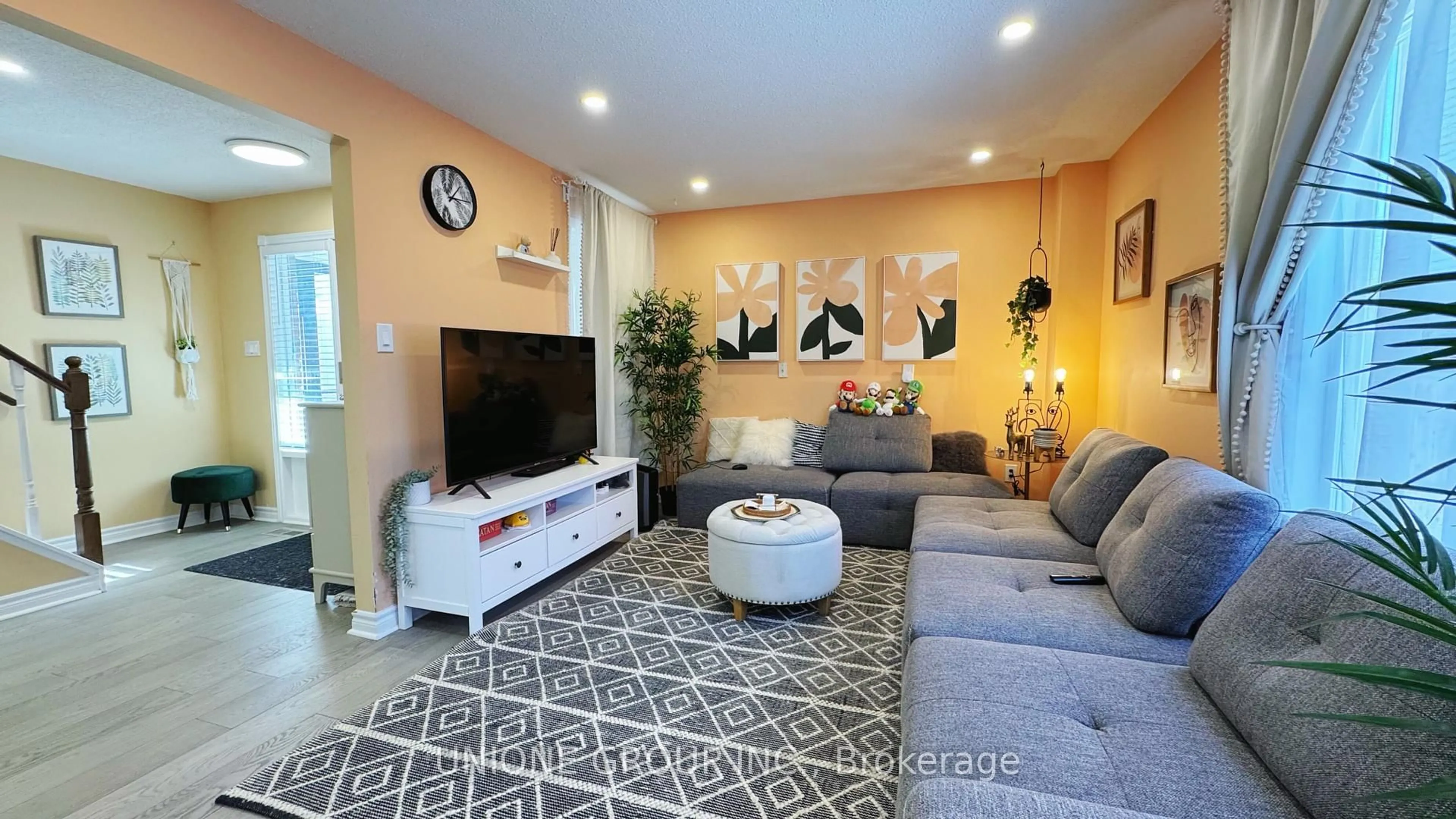 Living room with furniture, unknown for 6170 Fullerton Cres, Mississauga Ontario L5N 3A4