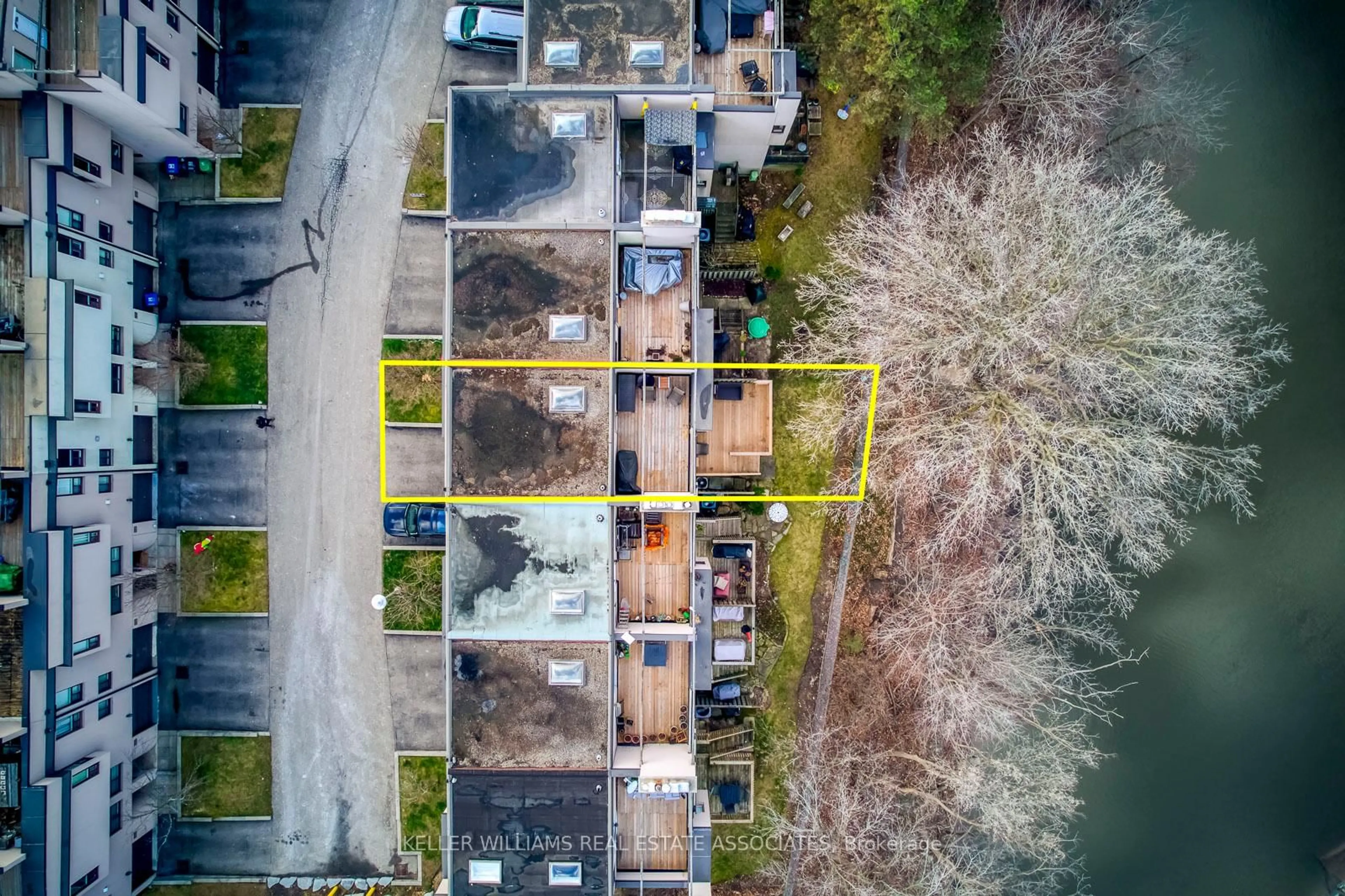 A pic from outside/outdoor area/front of a property/back of a property/a pic from drone, unknown for 24 Reid Dr #9, Mississauga Ontario L5M 2A6