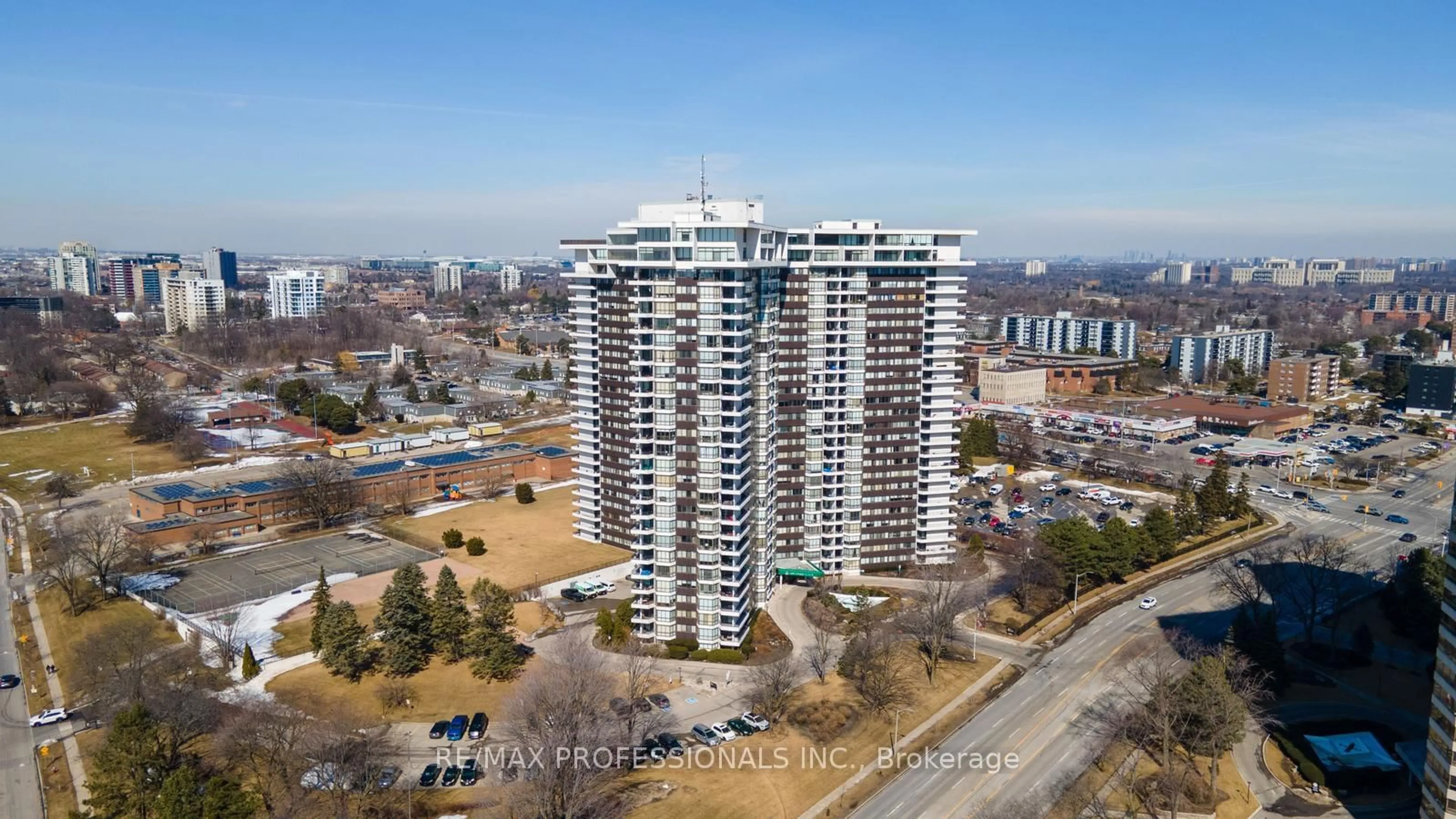 A pic from outside/outdoor area/front of a property/back of a property/a pic from drone, city buildings view from balcony for 1333 Bloor St #2319, Mississauga Ontario L4Y 3T6