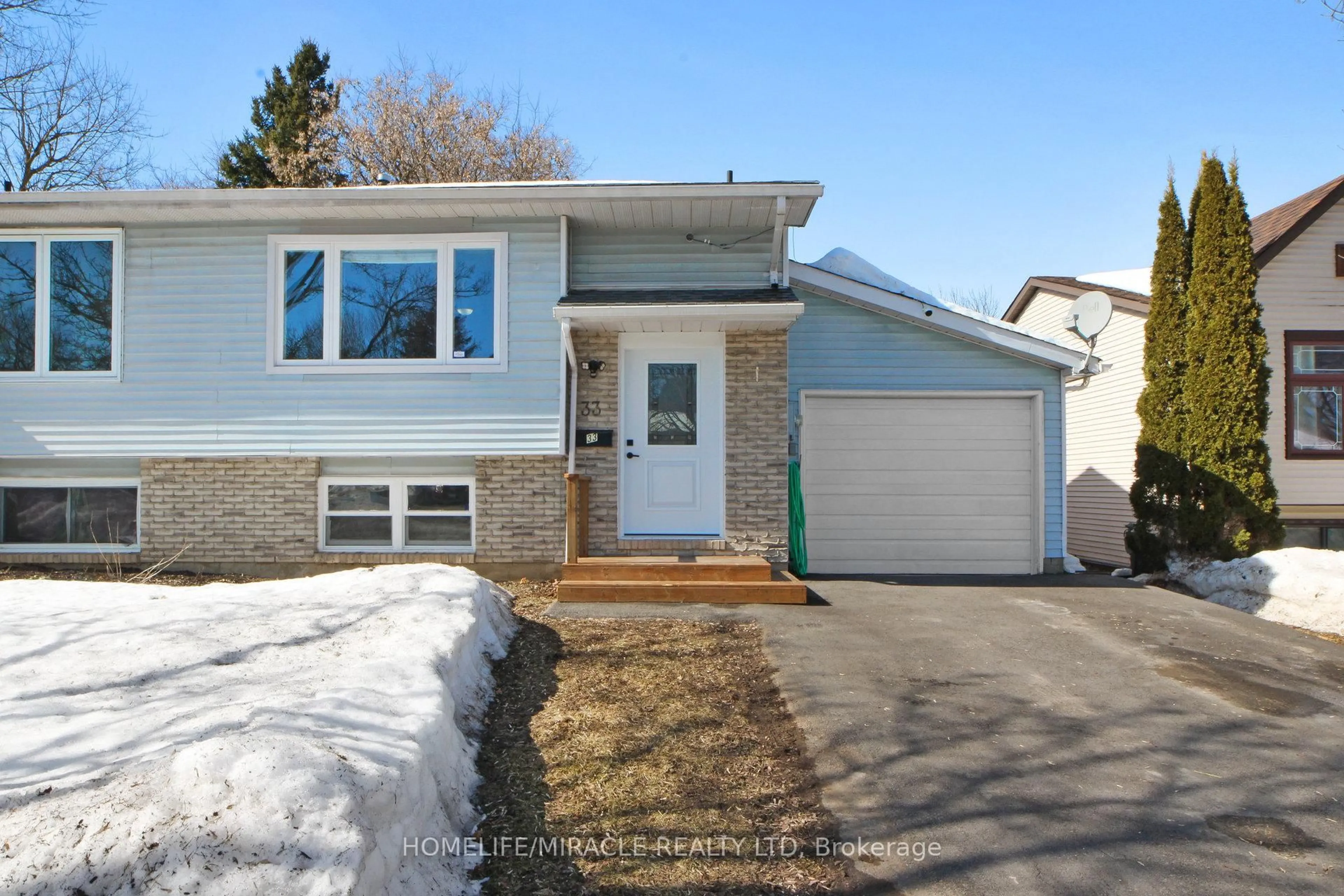 Home with vinyl exterior material, street for 33 Quarry Dr, Orangeville Ontario L9W 3S6