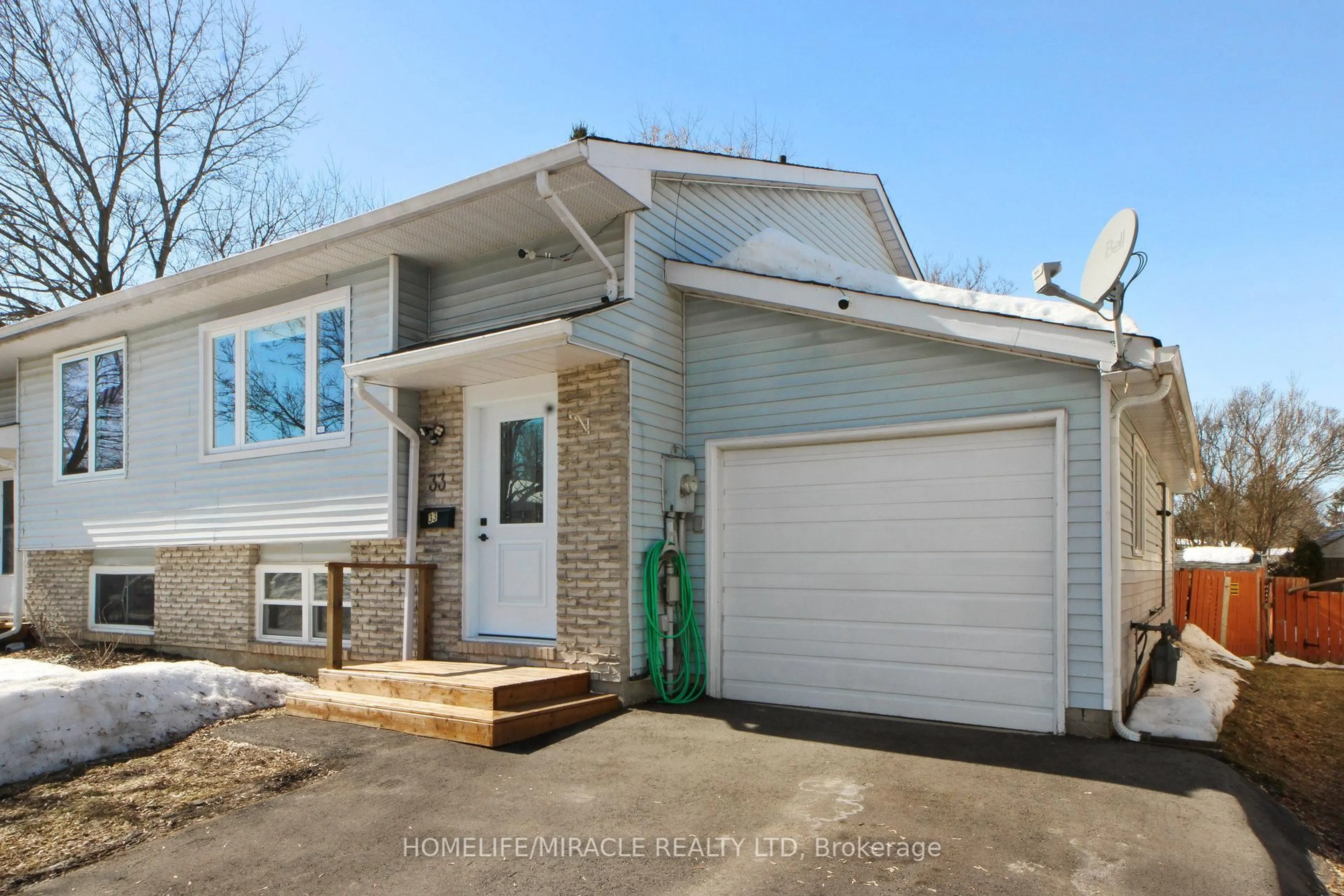 Home with vinyl exterior material, street for 33 Quarry Dr, Orangeville Ontario L9W 3S6