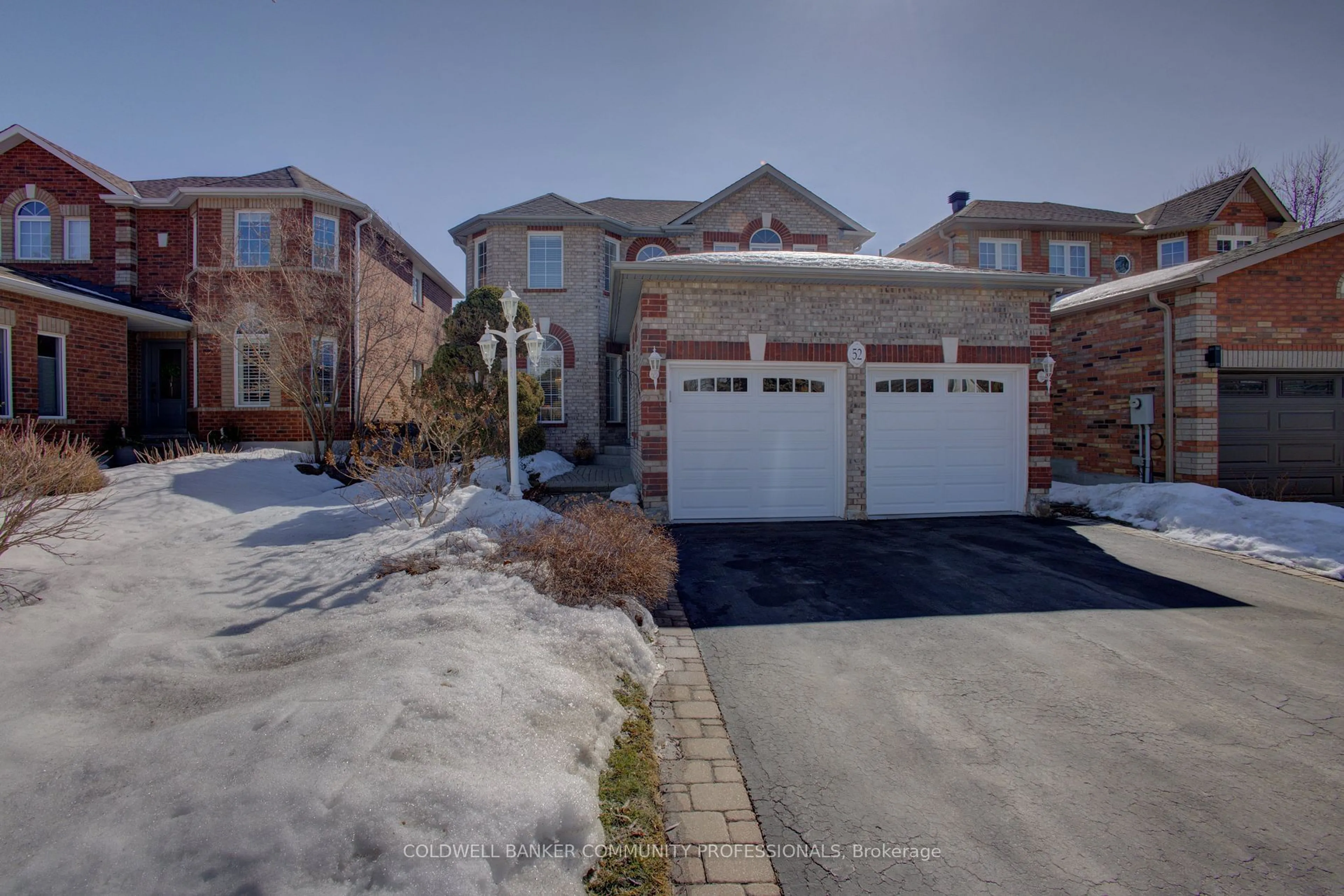 A pic from outside/outdoor area/front of a property/back of a property/a pic from drone, street for 52 Durham St, Halton Hills Ontario L7G 5X4