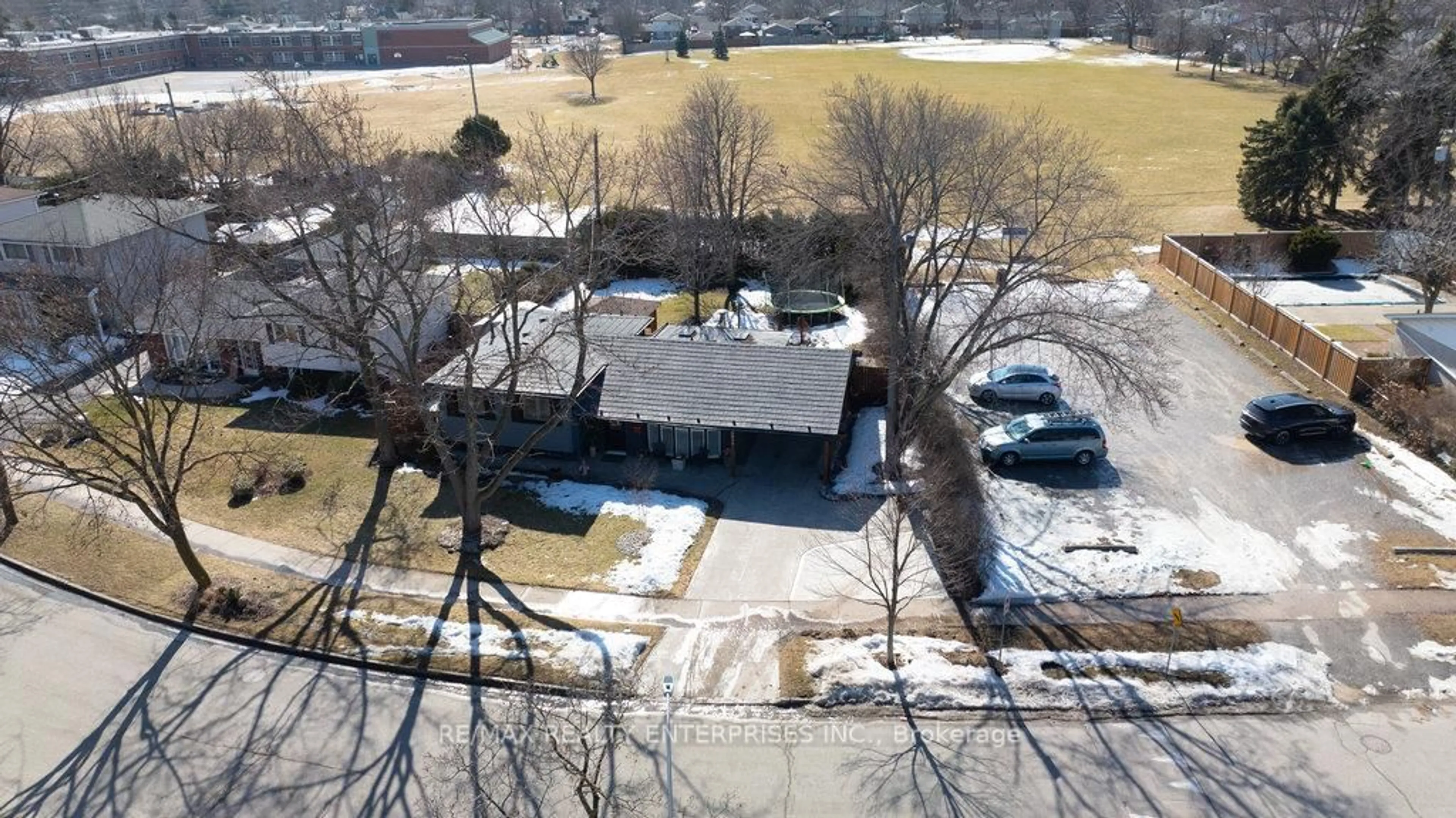 A pic from outside/outdoor area/front of a property/back of a property/a pic from drone, unknown for 1214 Nottingham Ave, Burlington Ontario L7P 2R6