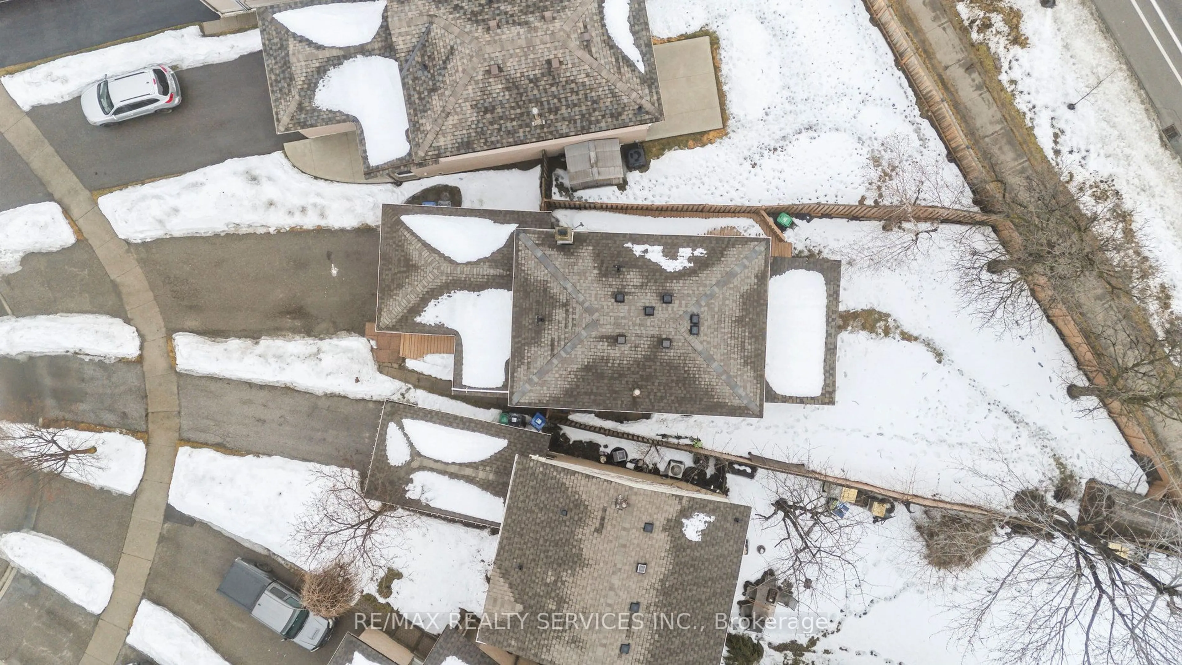 A pic from outside/outdoor area/front of a property/back of a property/a pic from drone, street for 22 Newbridge Cres, Brampton Ontario L6S 4B3