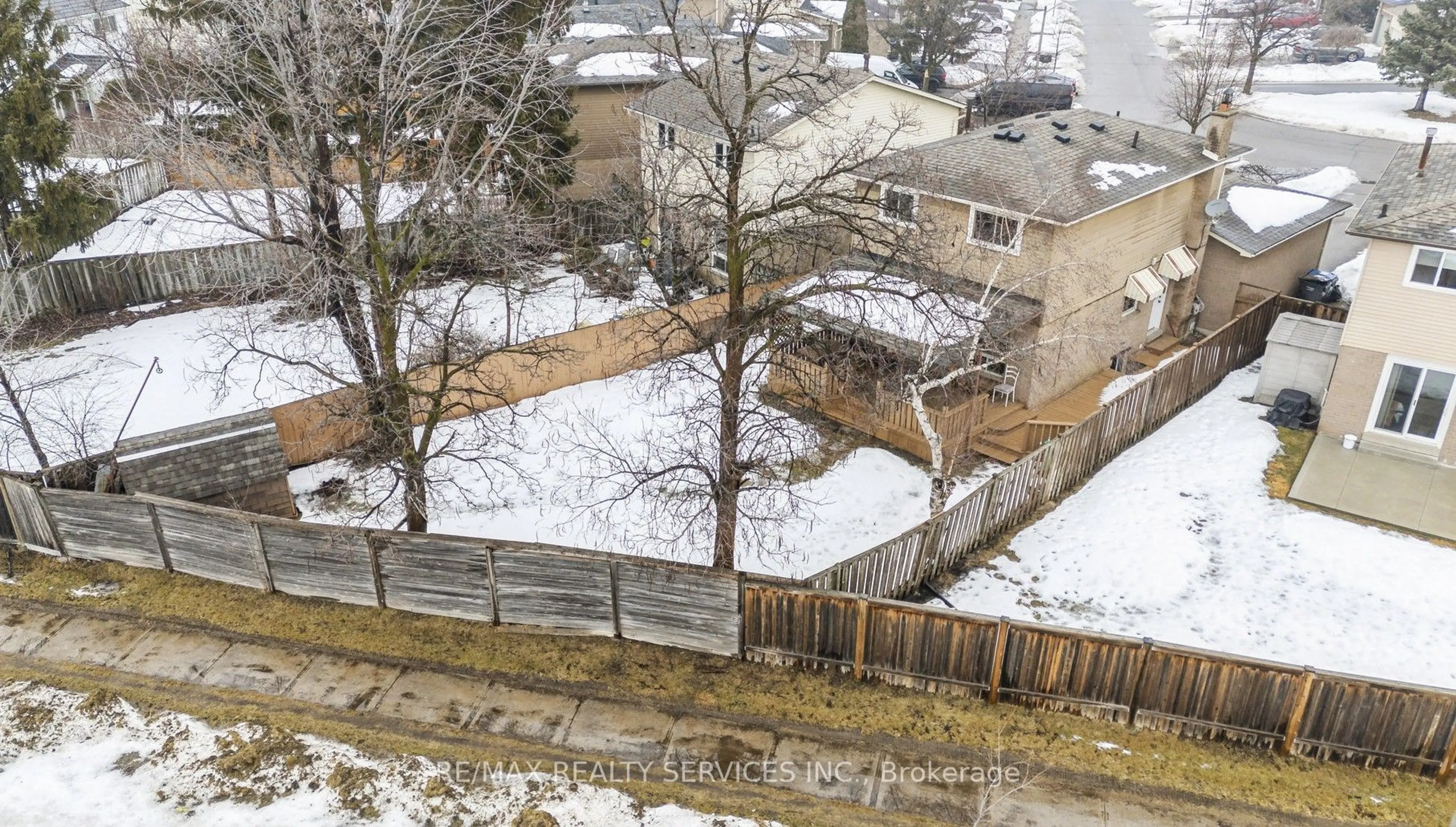 A pic from outside/outdoor area/front of a property/back of a property/a pic from drone, unknown for 22 Newbridge Cres, Brampton Ontario L6S 4B3