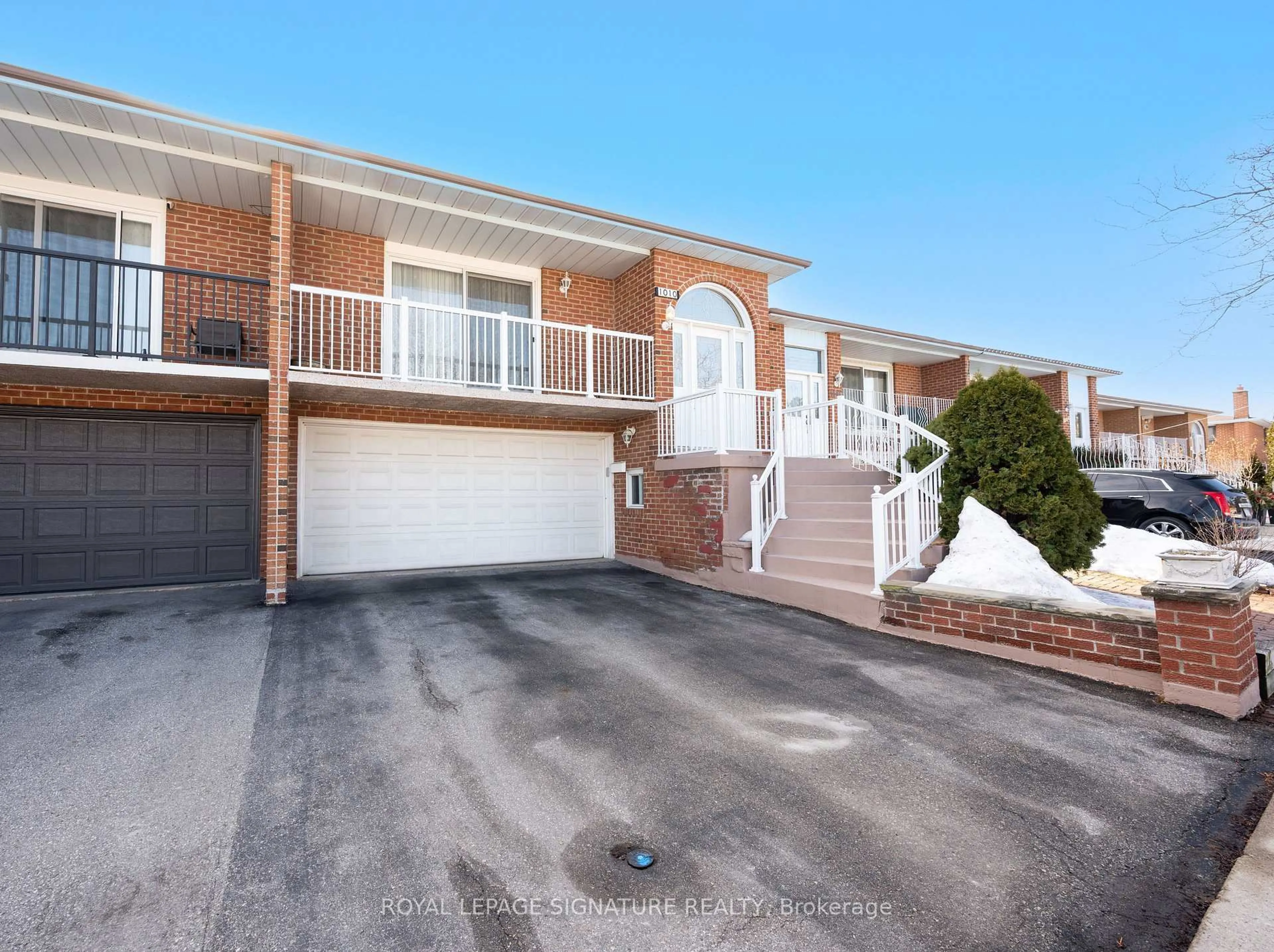 Home with brick exterior material, street for 1010 Mannington Lane, Mississauga Ontario L4W 3Y1