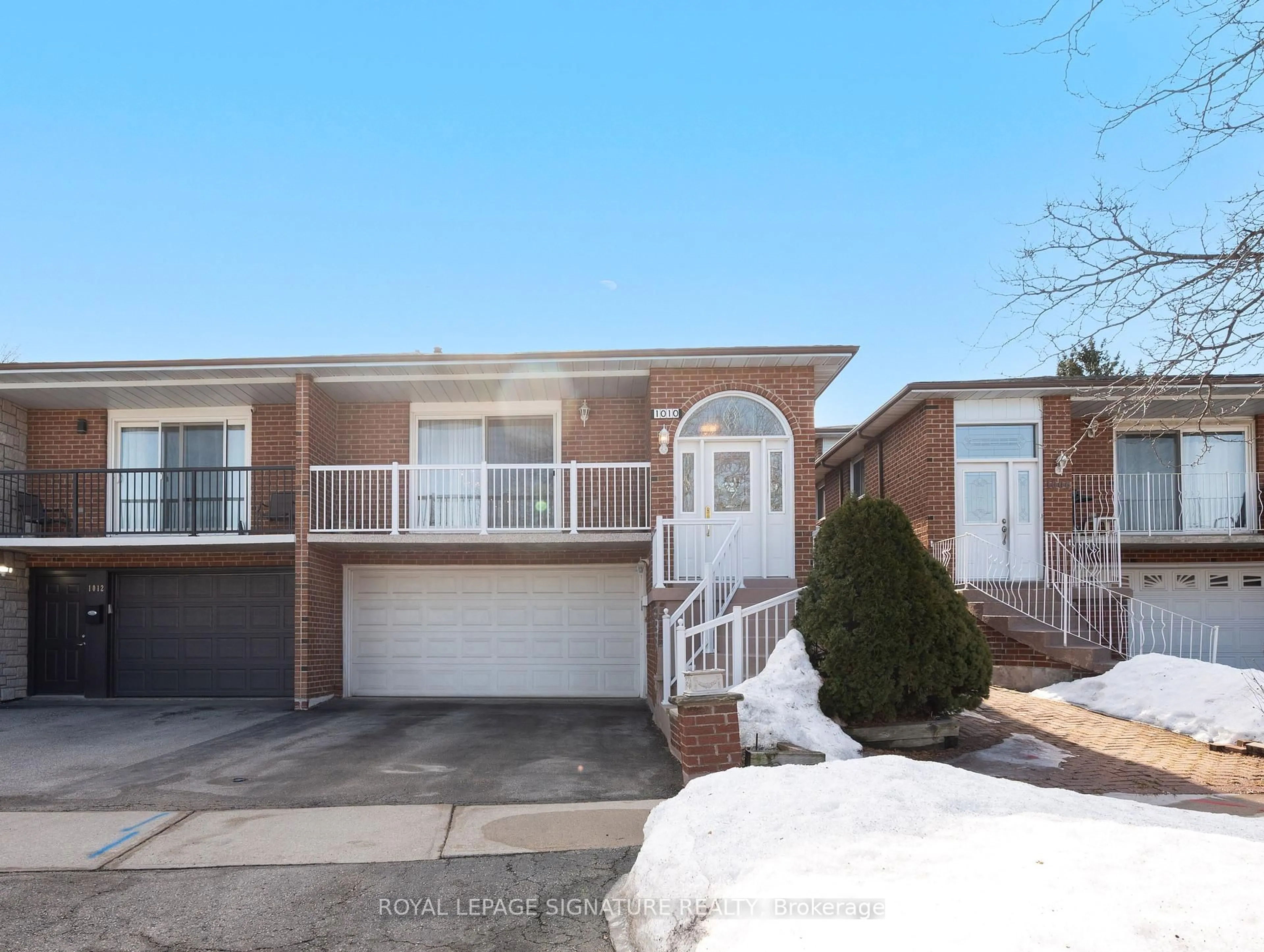 Home with brick exterior material, street for 1010 Mannington Lane, Mississauga Ontario L4W 3Y1