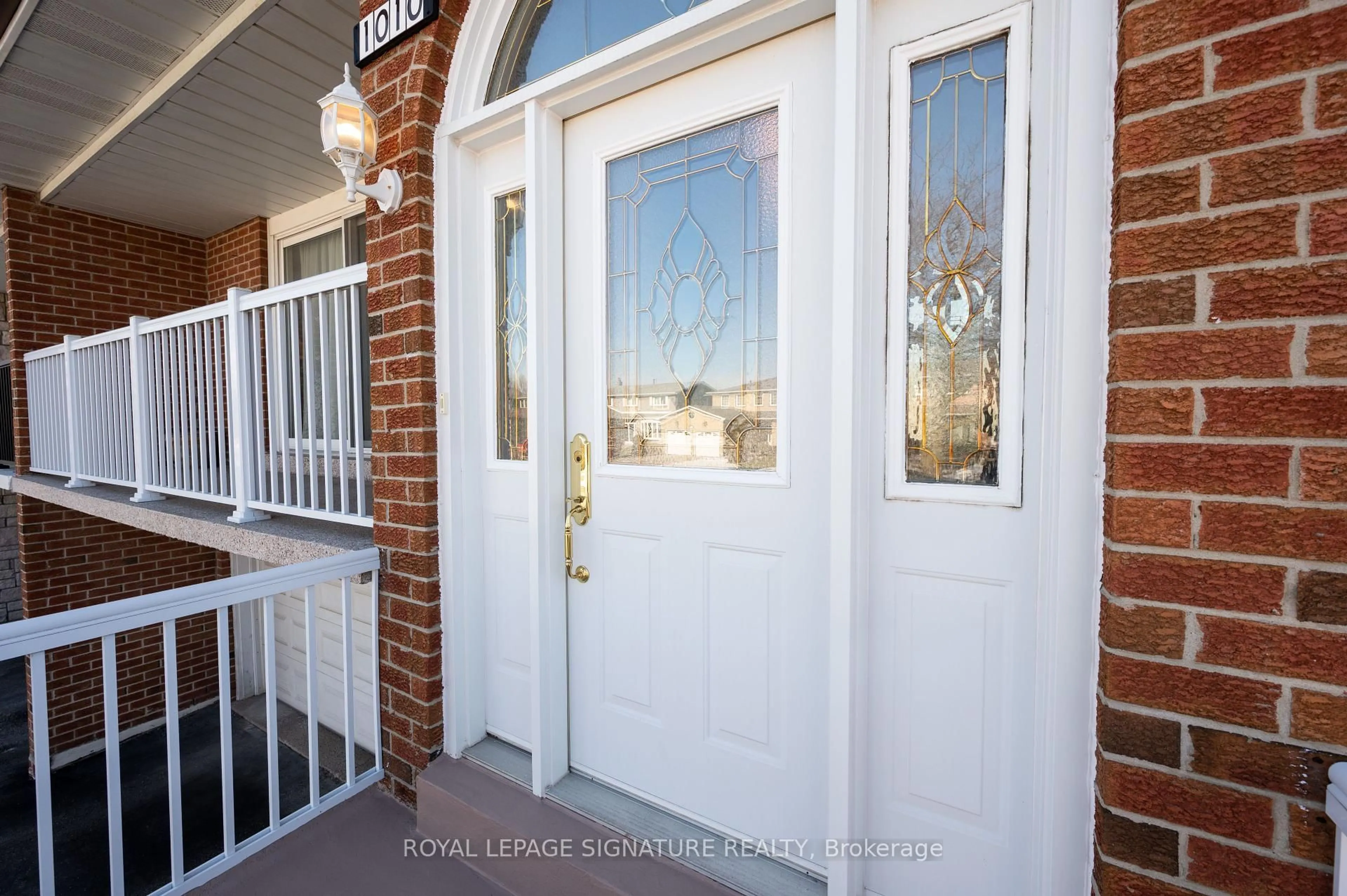 Indoor entryway for 1010 Mannington Lane, Mississauga Ontario L4W 3Y1