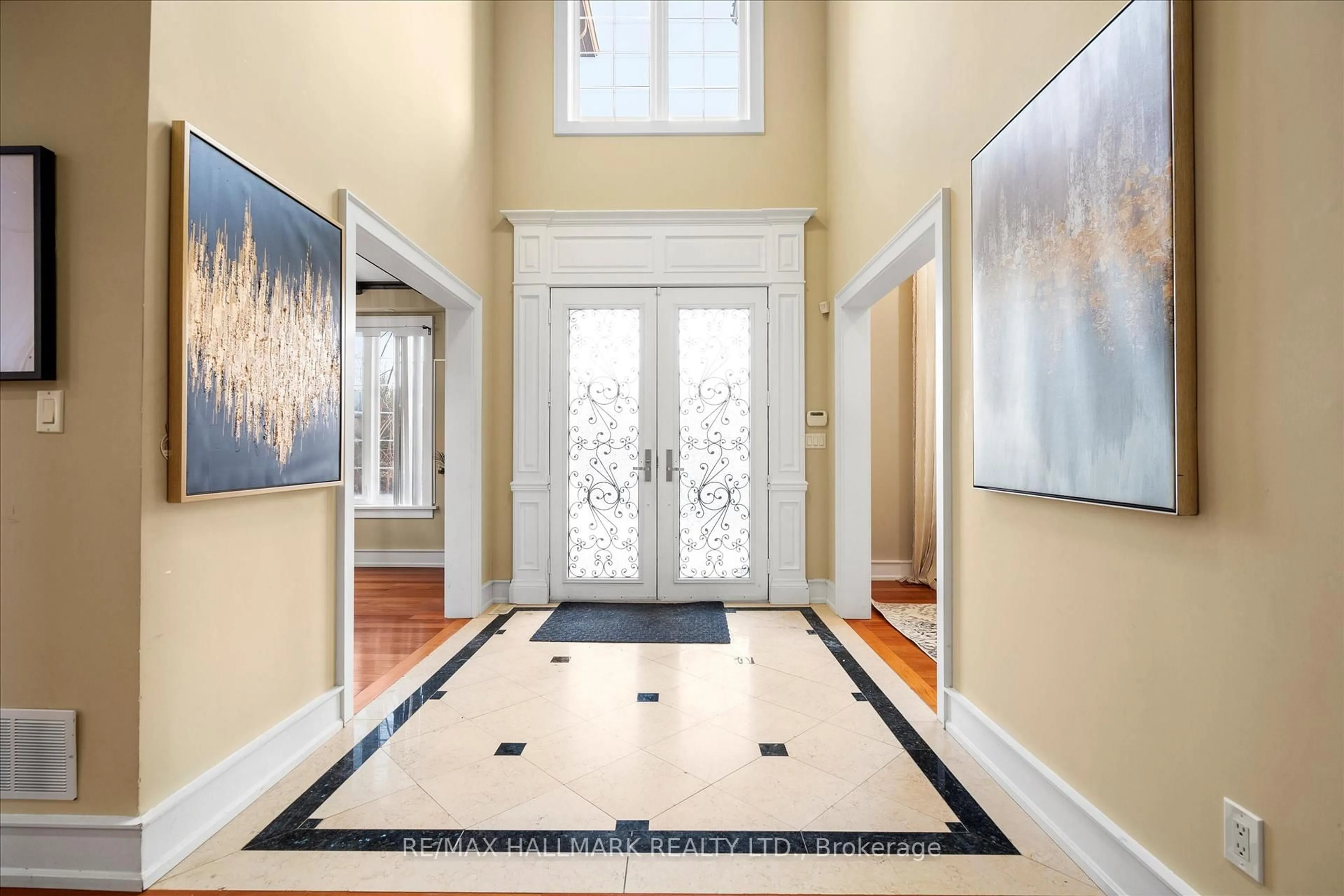 Indoor foyer for 2489 Olinda Crt, Mississauga Ontario L5C 4P5