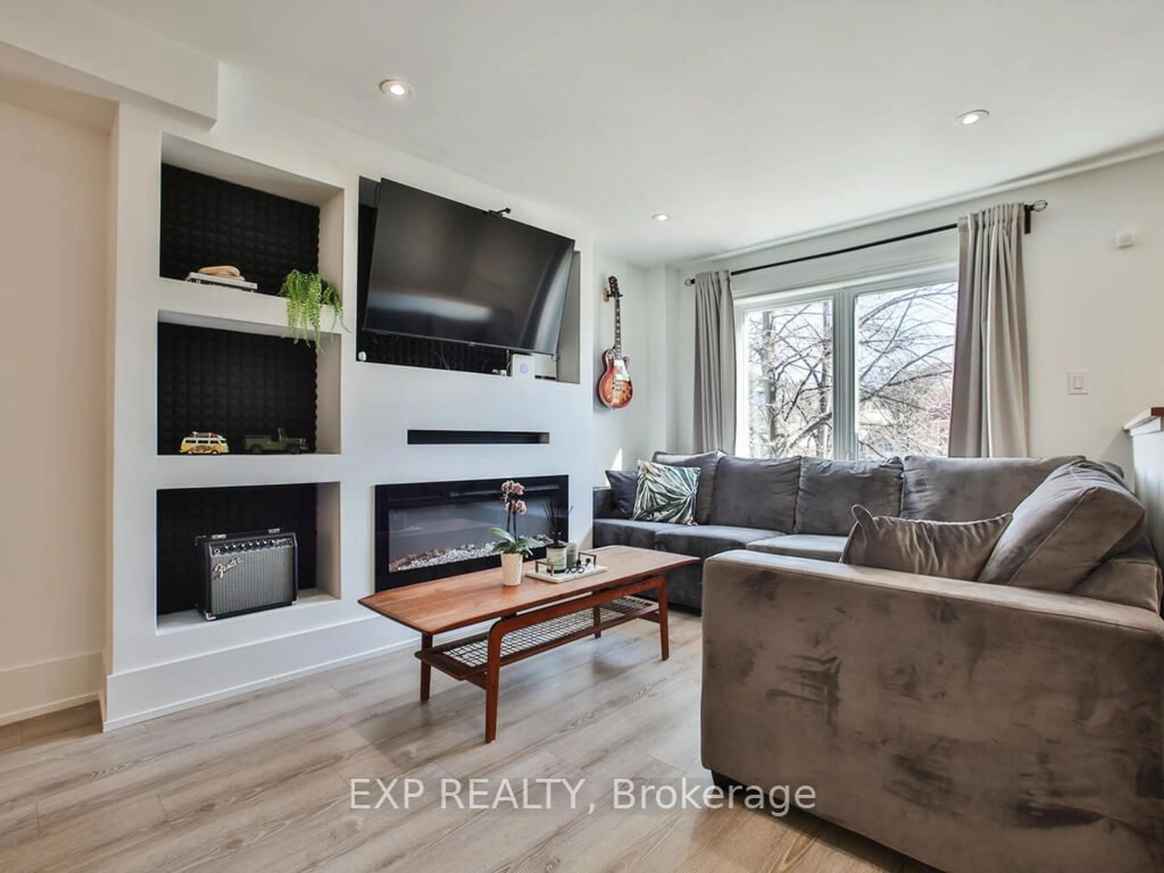 Living room with furniture, unknown for 376 Rogers Rd, Toronto Ontario M6E 5A7