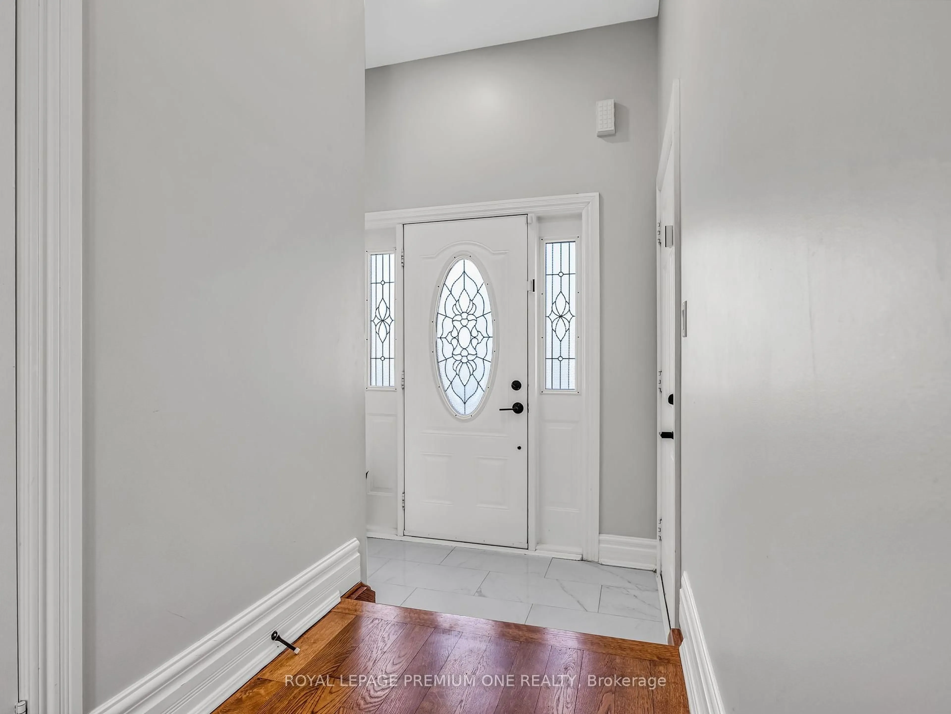 Indoor entryway for 12 Richelieu Crt, Caledon Ontario L7E 2M3