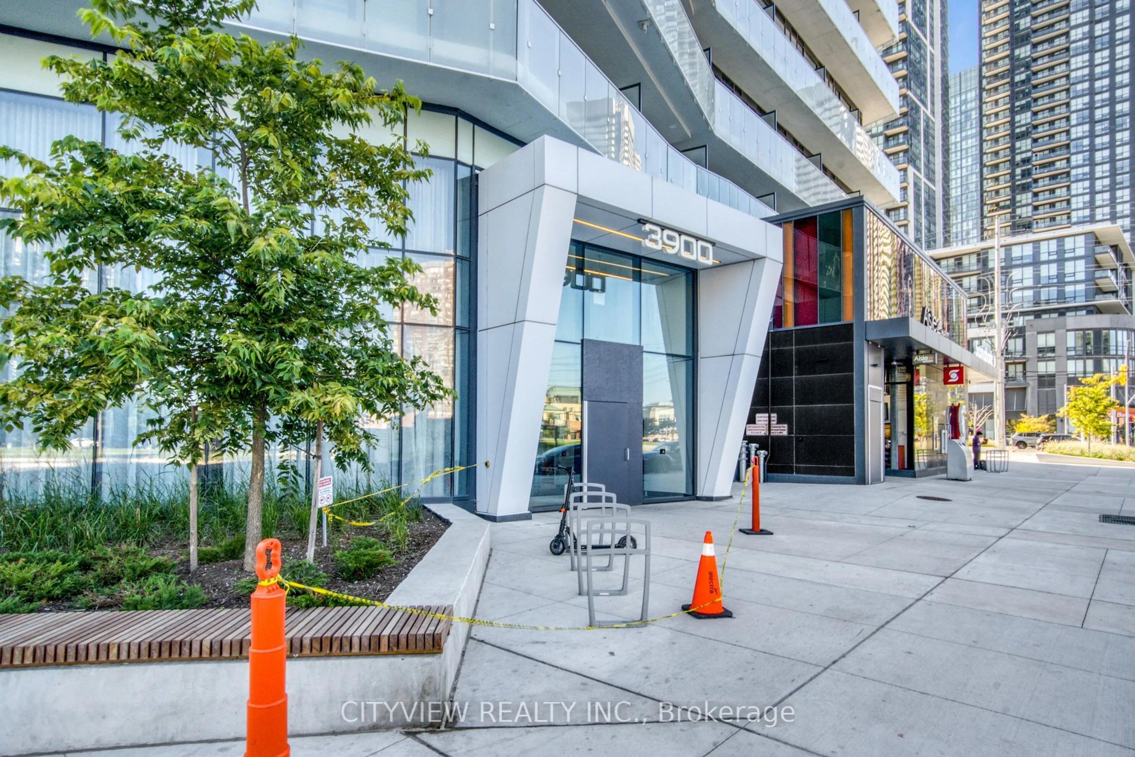 Indoor foyer for 3900 Confederation Pkwy #5910, Mississauga Ontario L5B 0M3