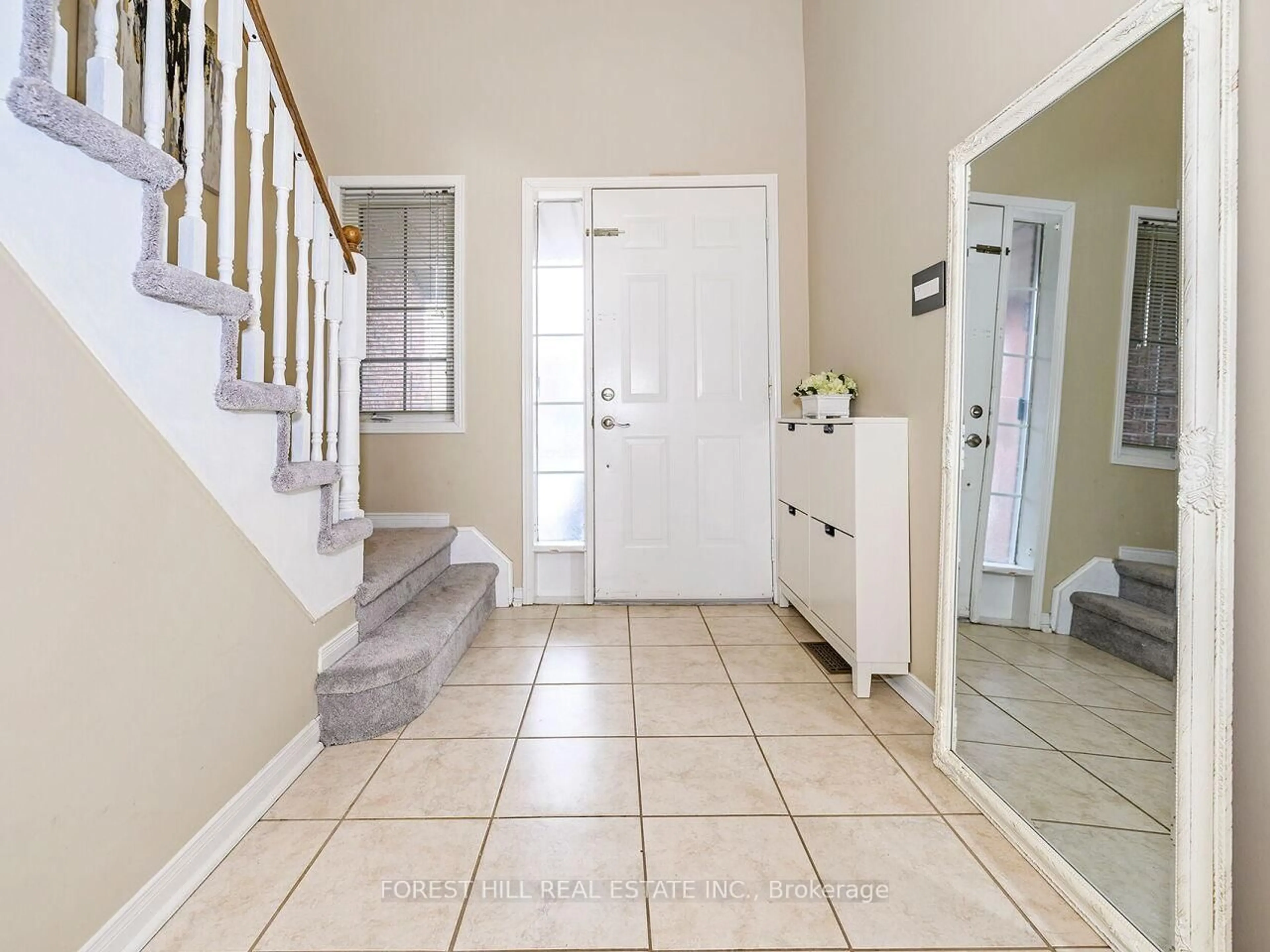 Indoor entryway for 6093 Rowers Cres, Mississauga Ontario L5V 3A2