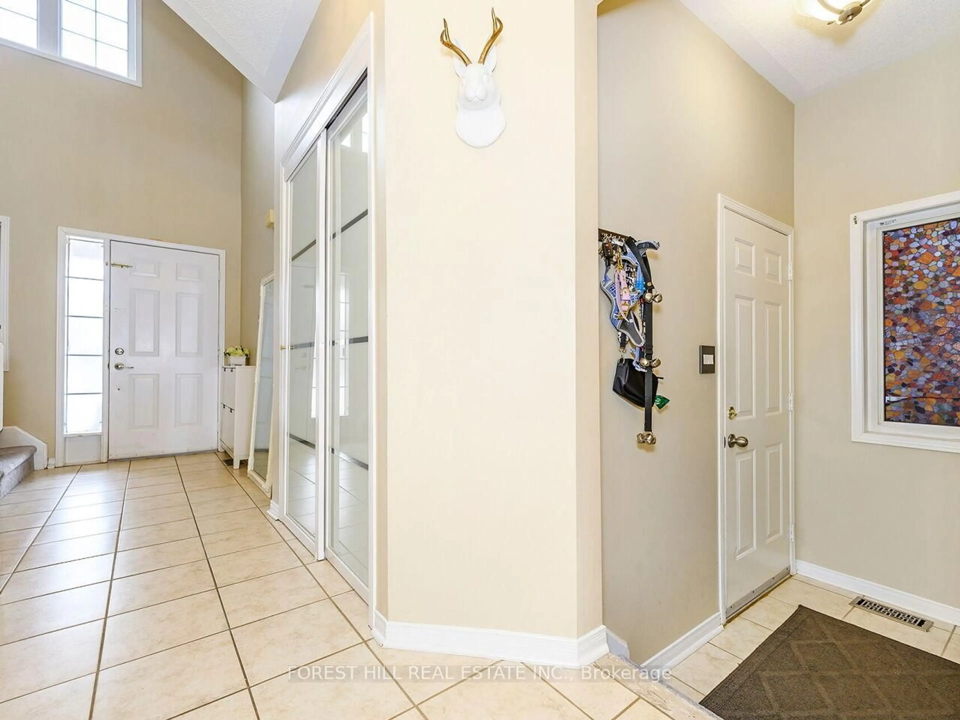 Indoor entryway for 6093 Rowers Cres, Mississauga Ontario L5V 3A2