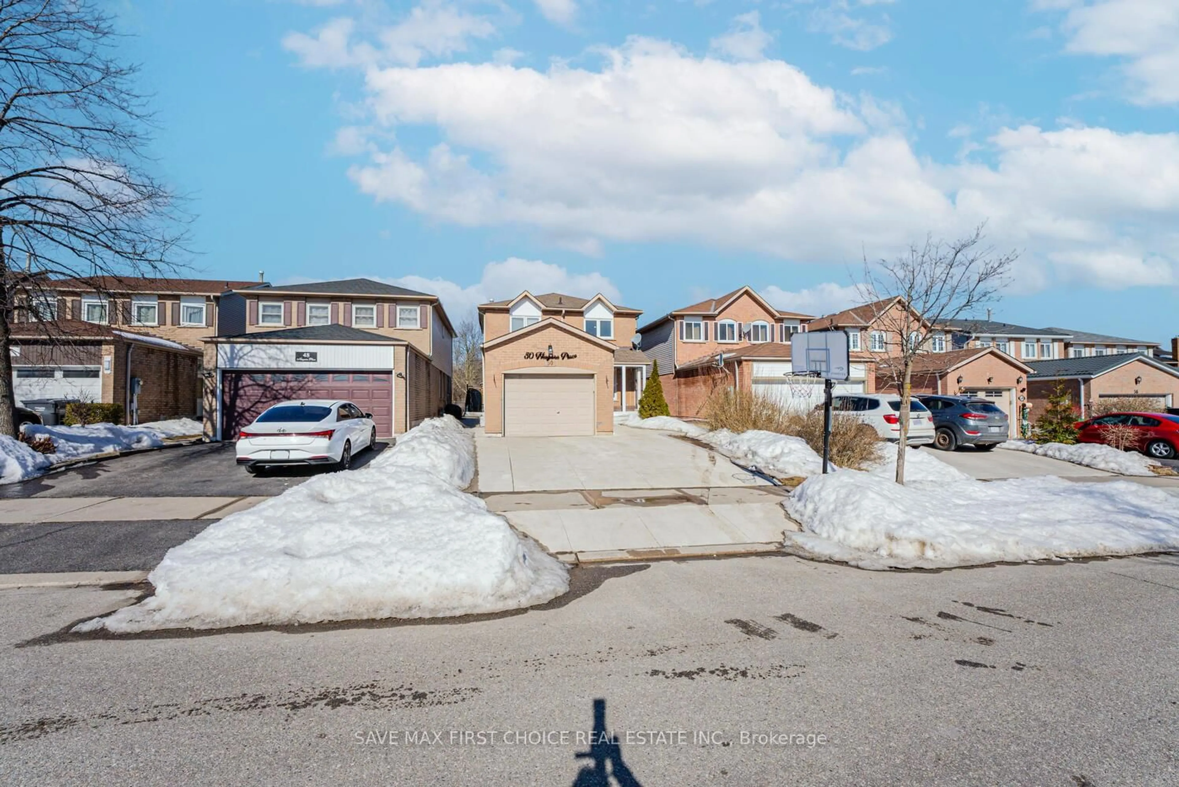 A pic from outside/outdoor area/front of a property/back of a property/a pic from drone, street for 50 Niagara Pl, Brampton Ontario L6S 4Y9