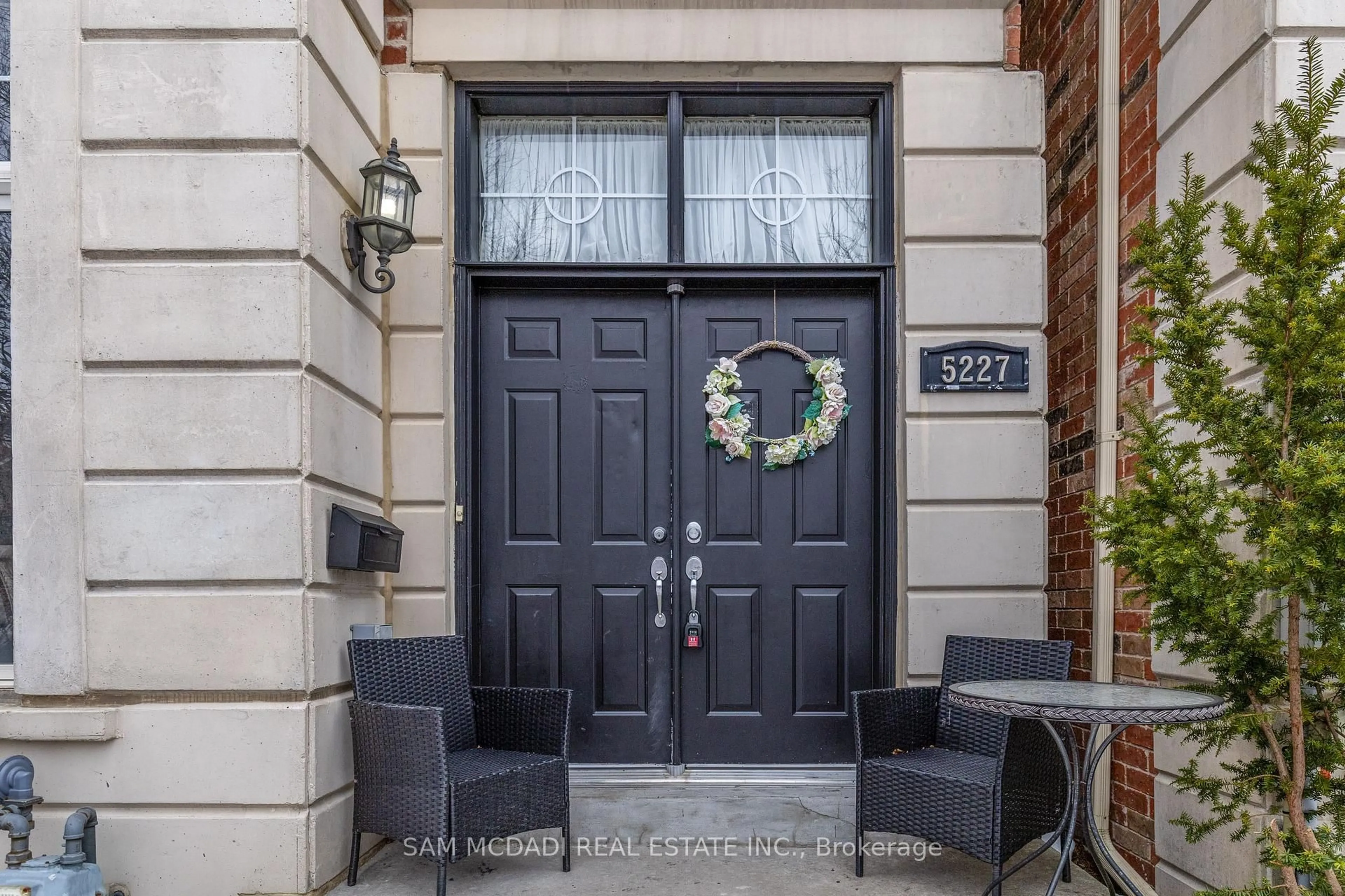 Indoor entryway for 5227 Preservation Circ, Mississauga Ontario L5M 7T2