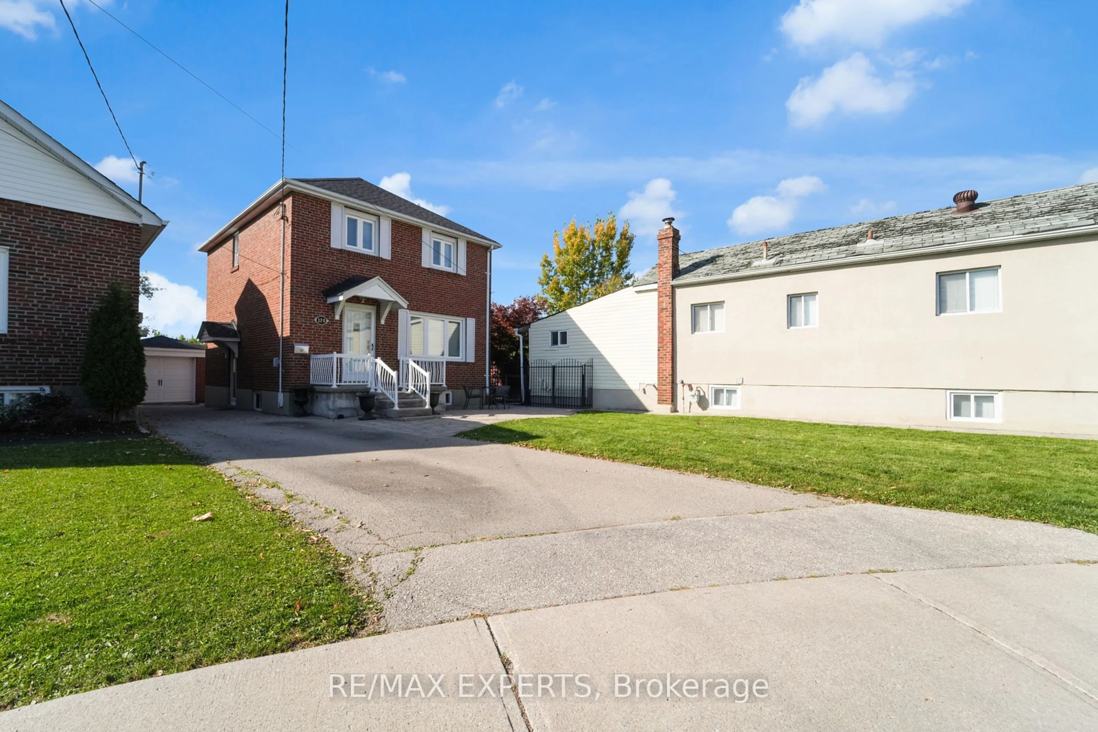 A pic from outside/outdoor area/front of a property/back of a property/a pic from drone, street for 124 Spears St, Toronto Ontario M6N 3X7