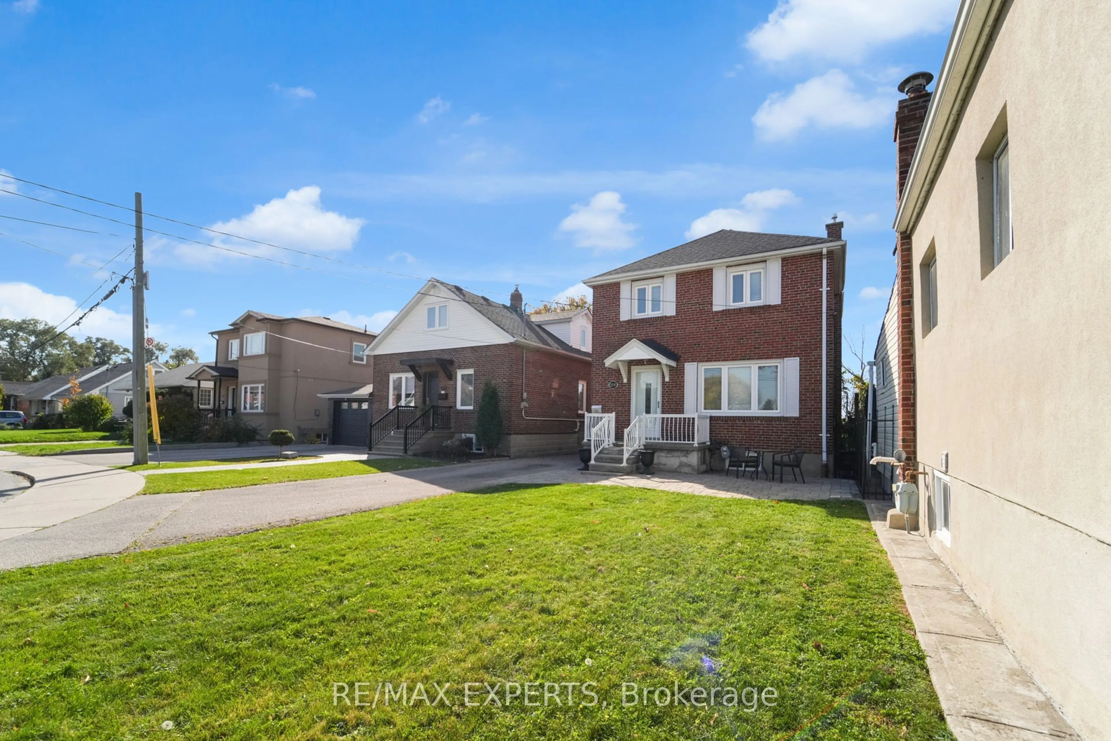 A pic from outside/outdoor area/front of a property/back of a property/a pic from drone, street for 124 Spears St, Toronto Ontario M6N 3X7