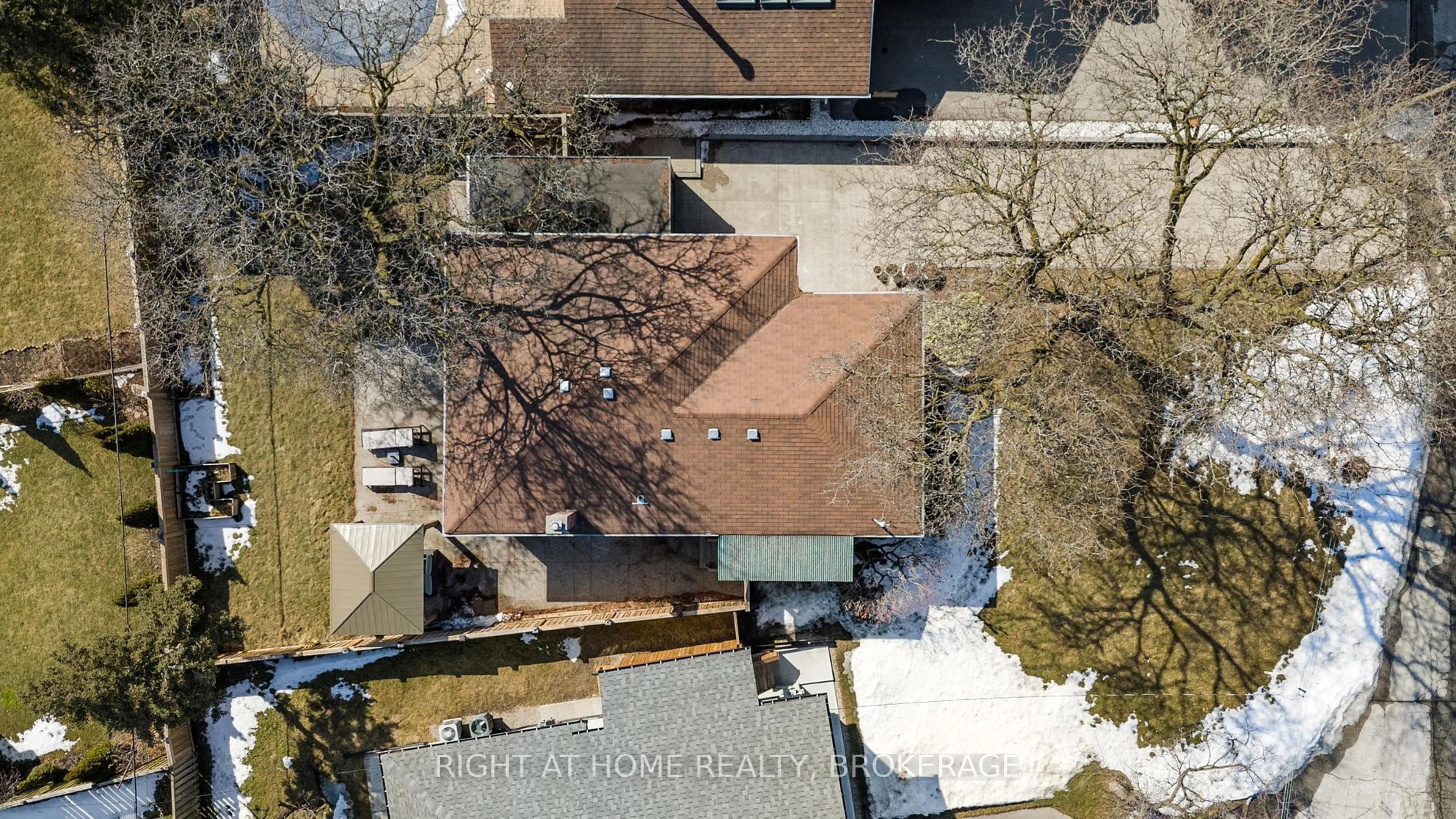 A pic from outside/outdoor area/front of a property/back of a property/a pic from drone, street for 30 Warbeck Pl, Toronto Ontario M9R 3C3