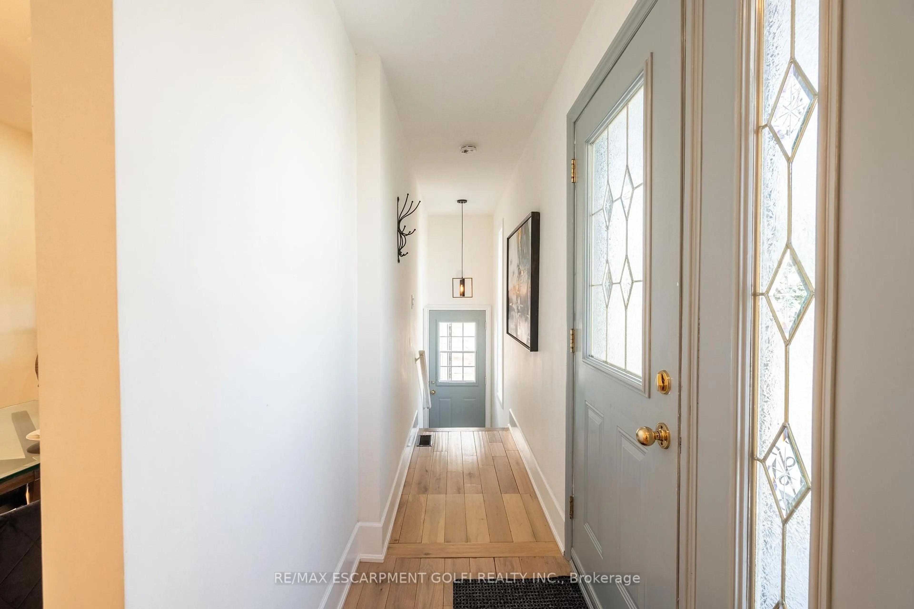 Indoor entryway for 1232 Homewood Dr, Burlington Ontario L7P 2M4