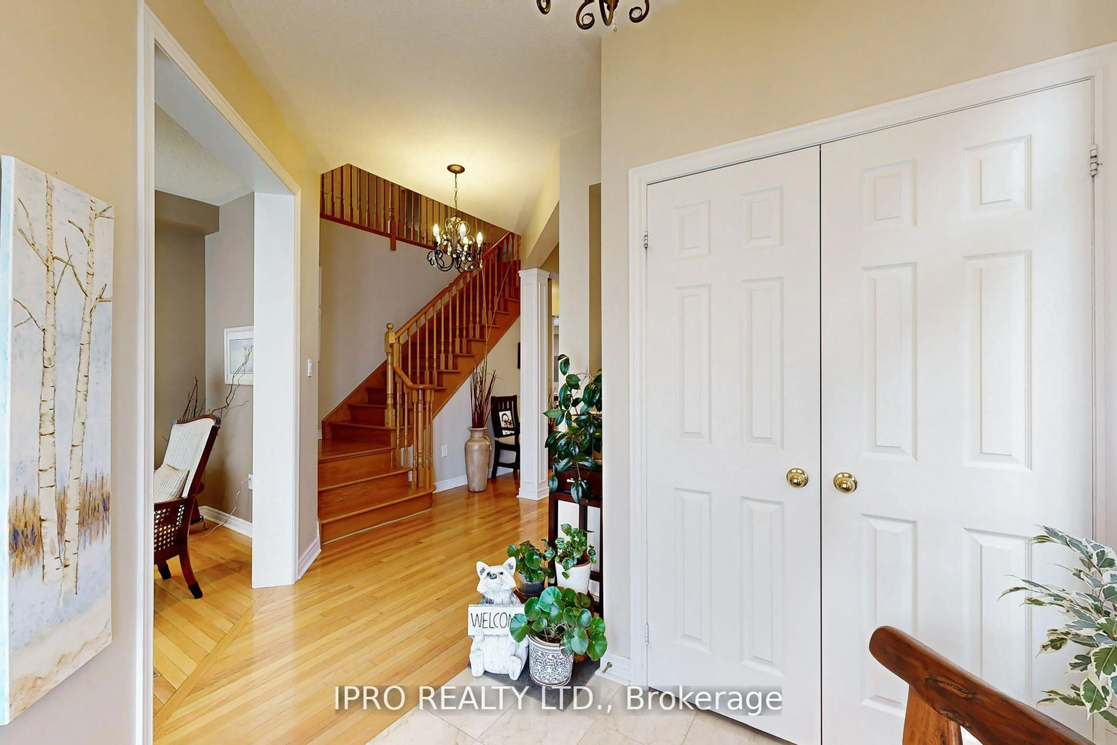 Indoor entryway for 31 Callisto Crt, Mississauga Ontario L5M 0A1