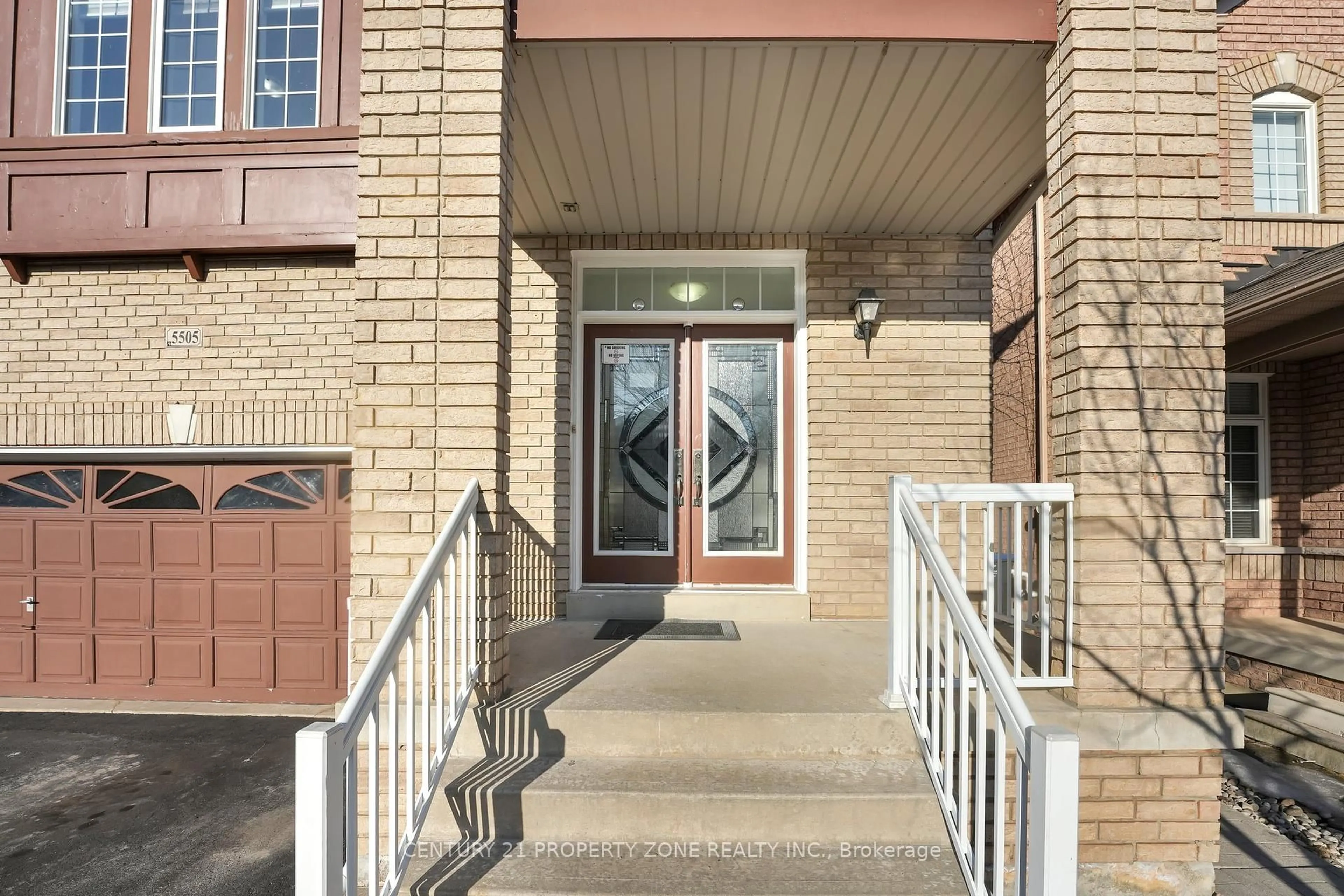 Indoor entryway for 5505 Farmcote Dr, Mississauga Ontario L5M 6L5