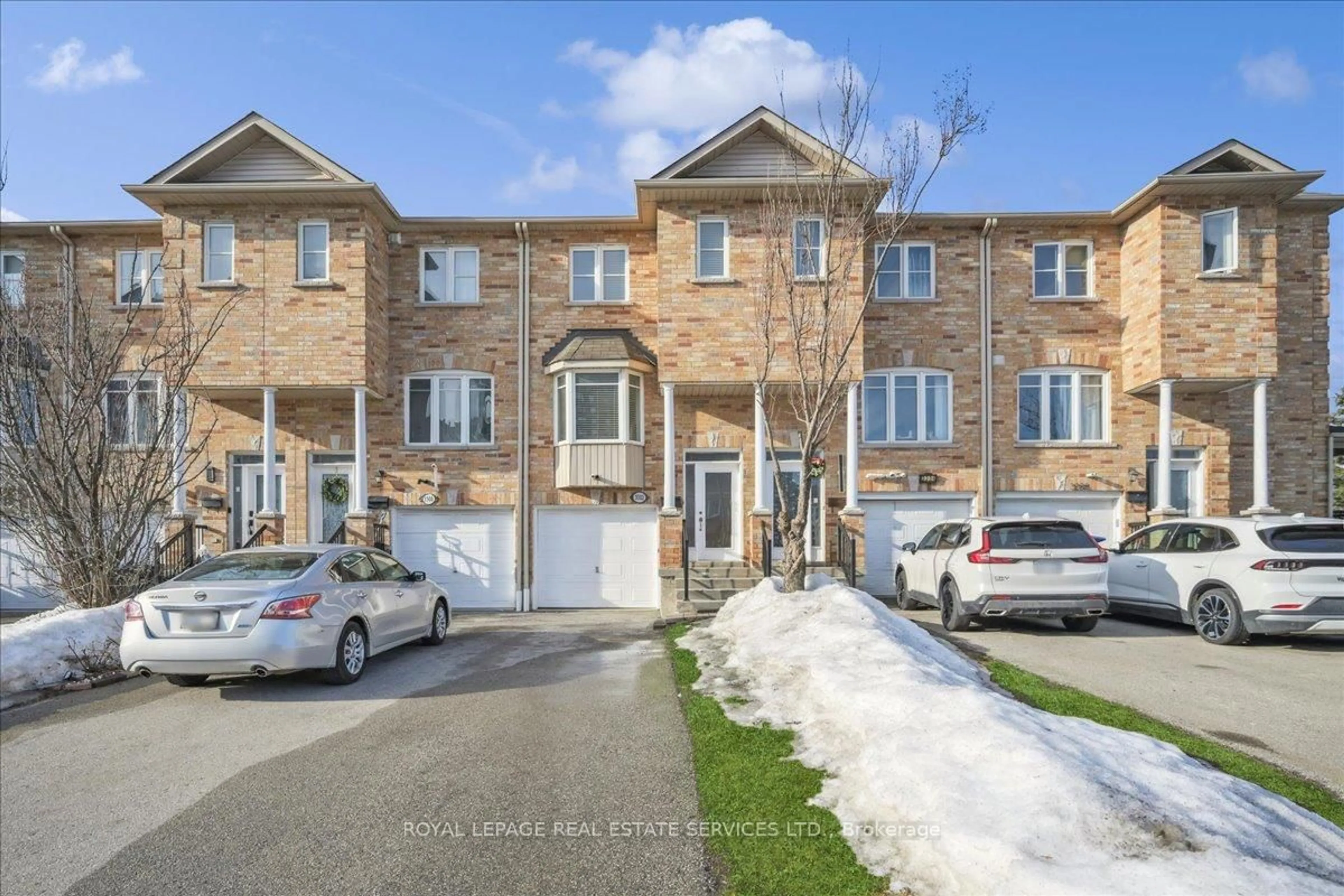 A pic from outside/outdoor area/front of a property/back of a property/a pic from drone, street for 3302 Pinto Pl, Mississauga Ontario L5B 1V7