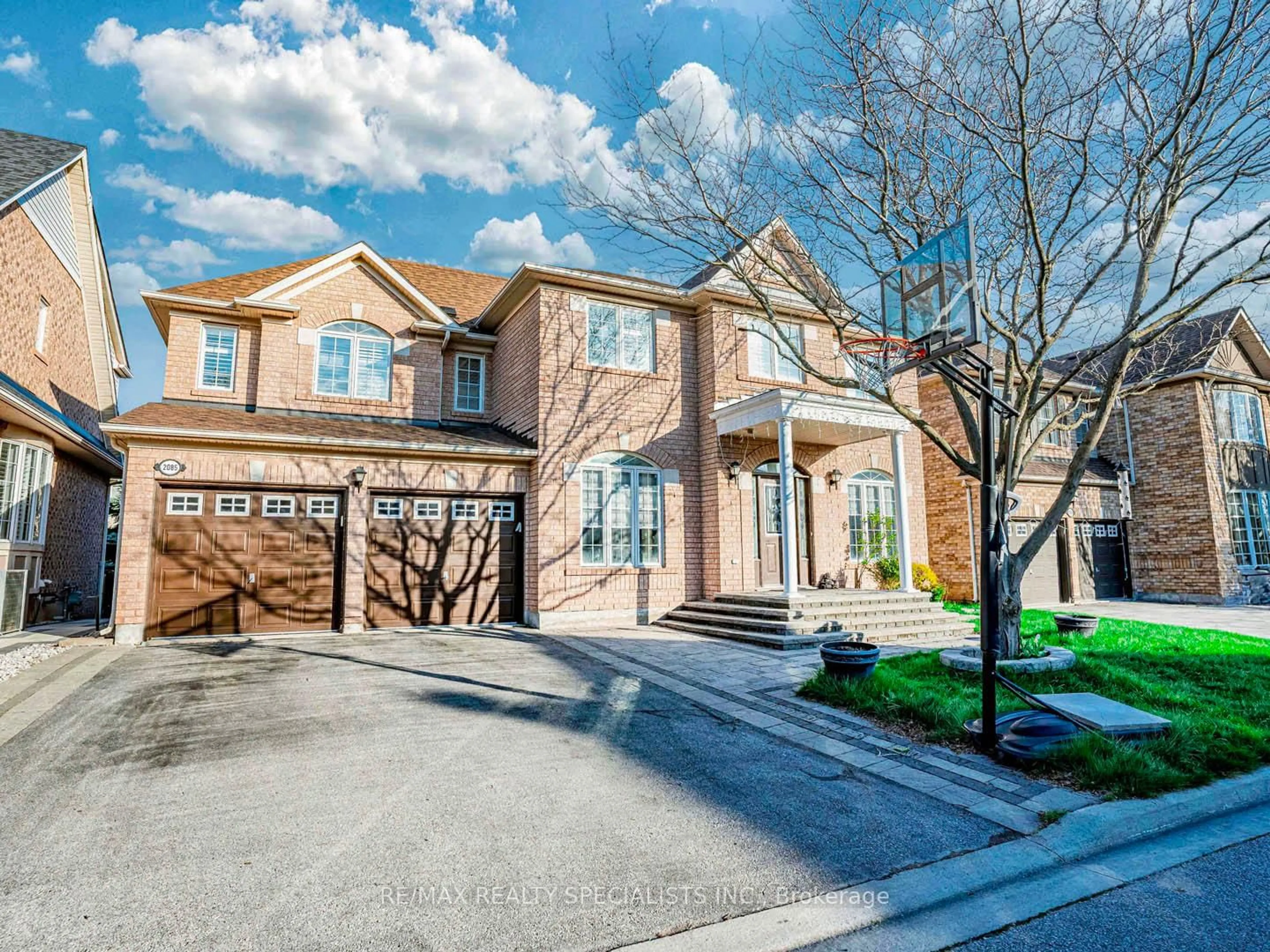 Home with brick exterior material, street for 2085 Ashmore Dr, Oakville Ontario L6M 4T2