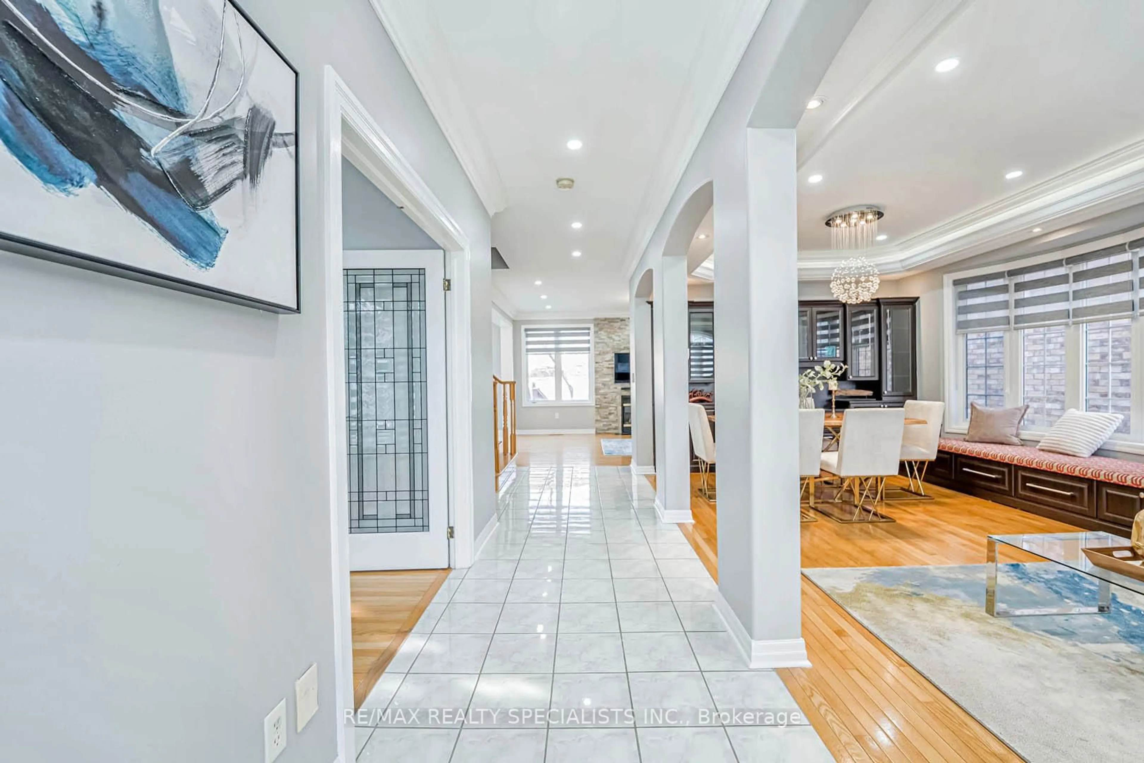 Indoor foyer for 2085 Ashmore Dr, Oakville Ontario L6M 4T2