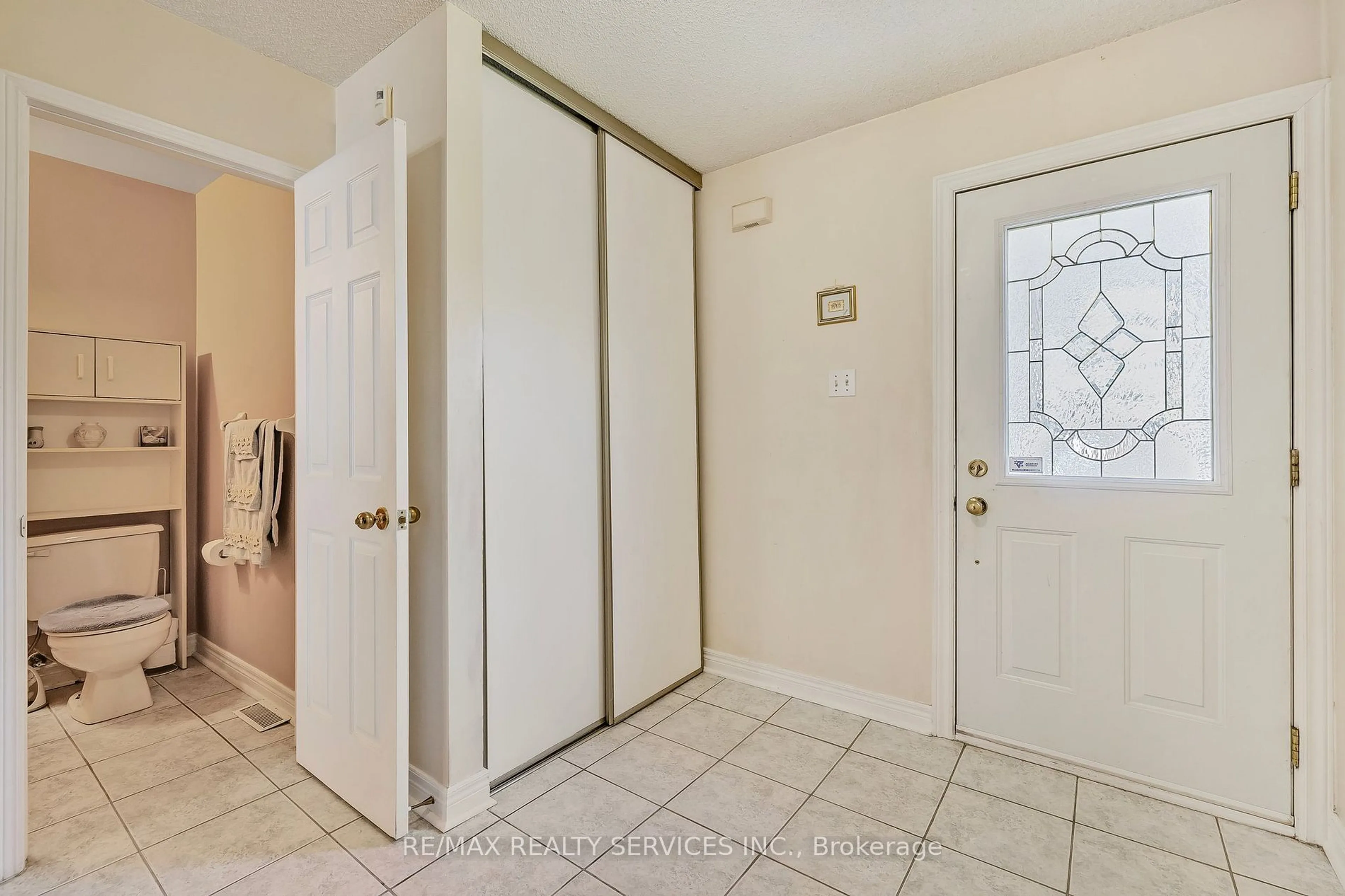 Indoor entryway for 109 Gatesgill St, Brampton Ontario L6X 3S7