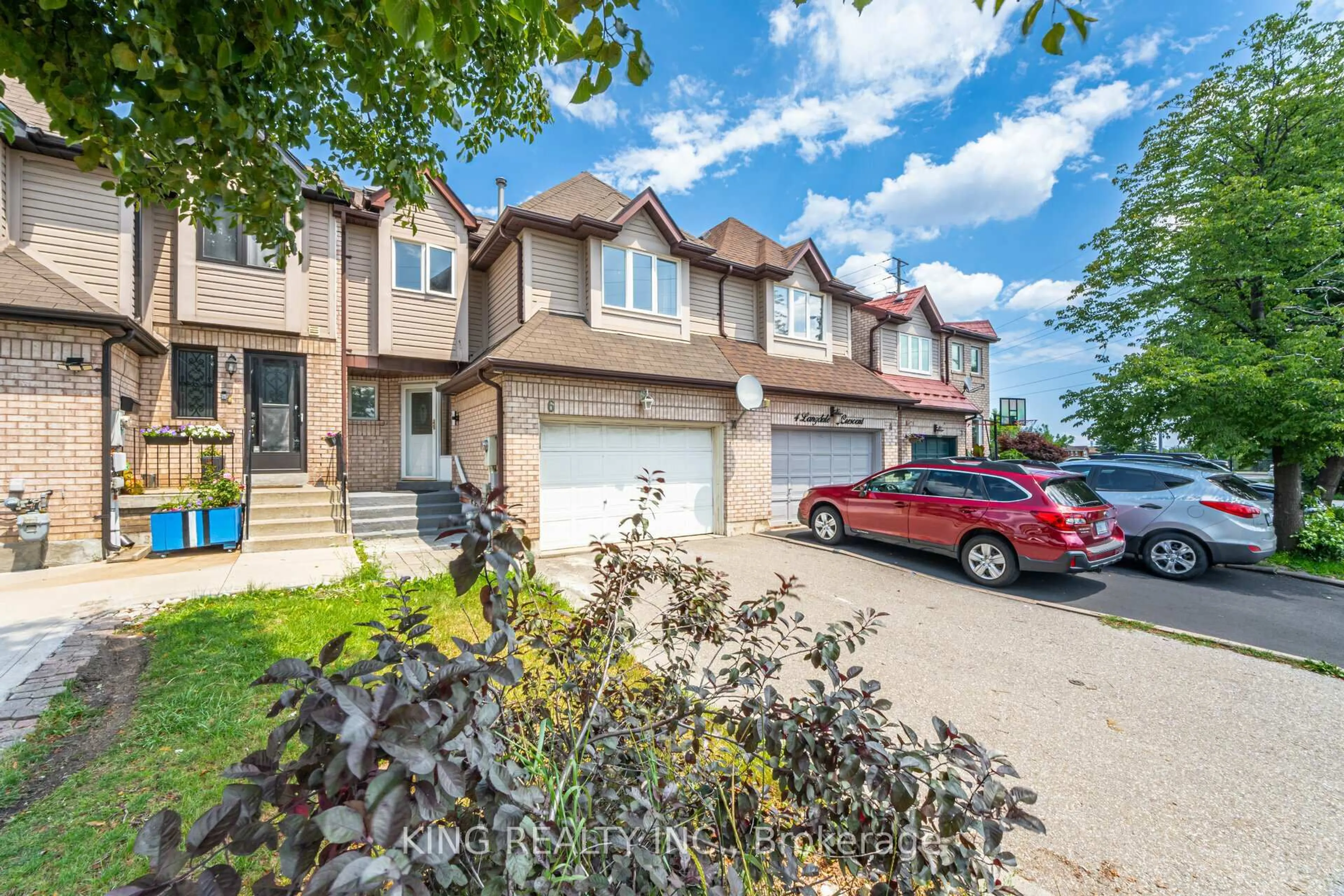 A pic from outside/outdoor area/front of a property/back of a property/a pic from drone, street for 6 Langdale Cres, Brampton Ontario L6Y 4S2