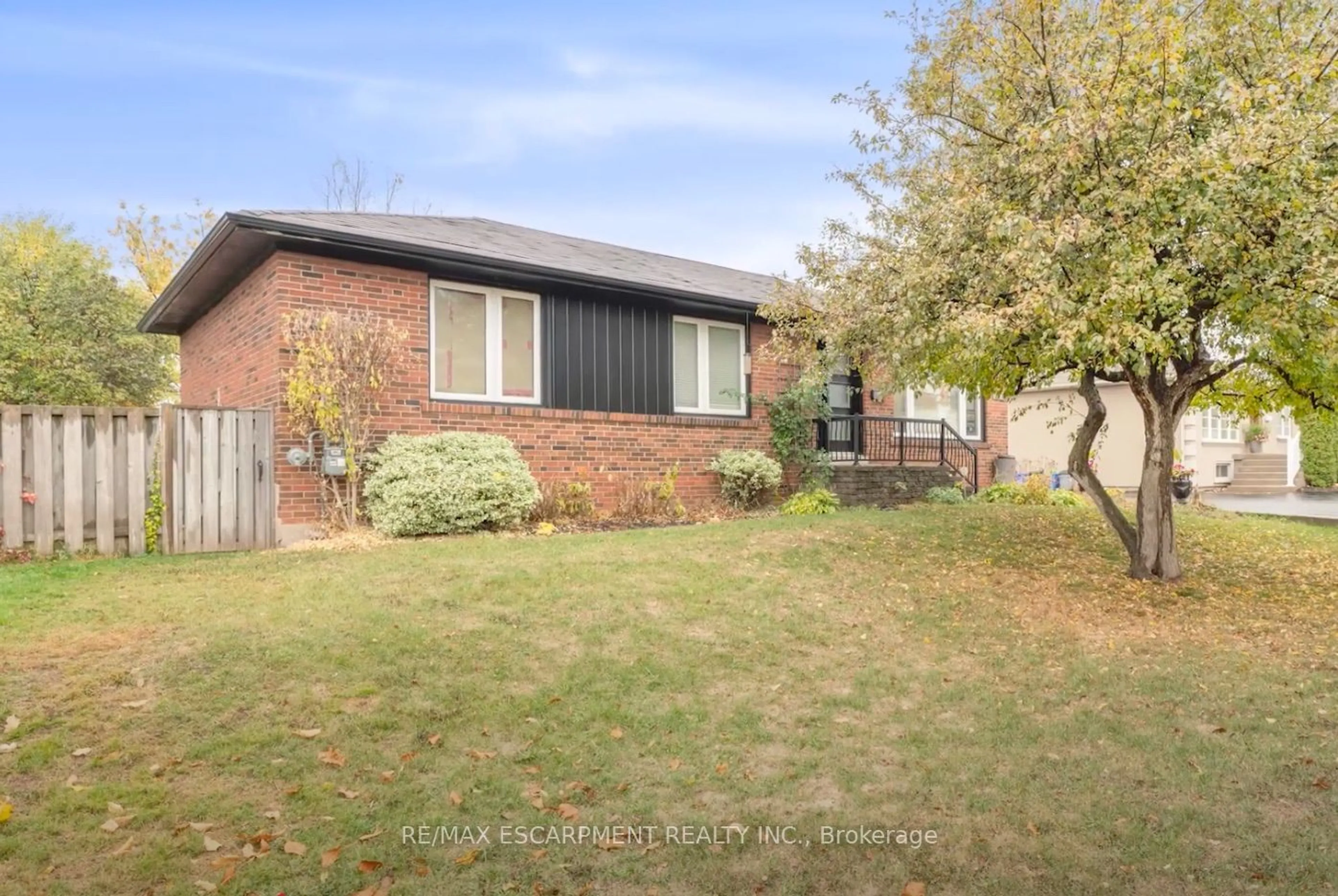 Home with brick exterior material, street for 382 Third Line, Oakville Ontario L6L 4A4