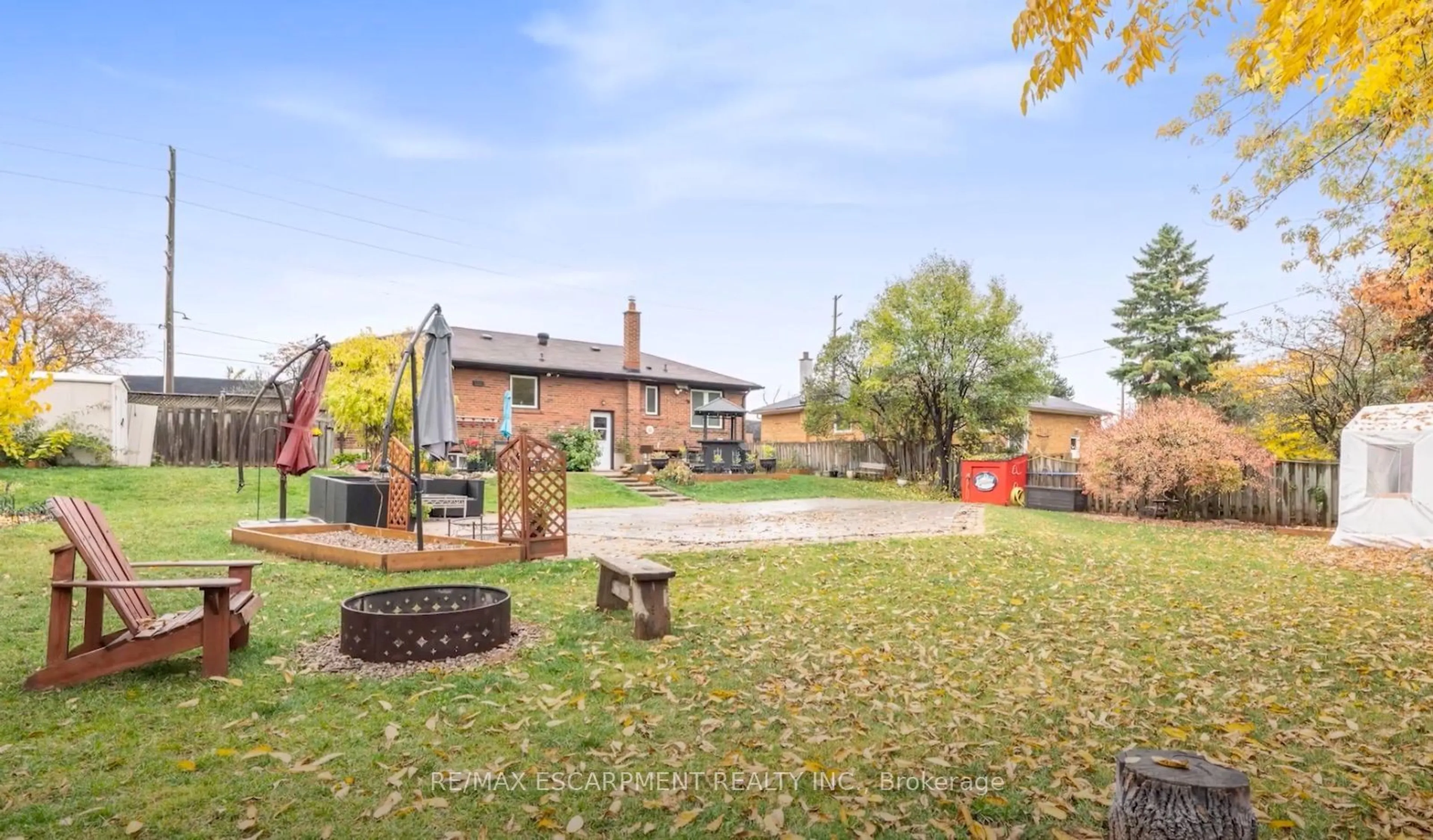 A pic from outside/outdoor area/front of a property/back of a property/a pic from drone, street for 382 Third Line, Oakville Ontario L6L 4A4