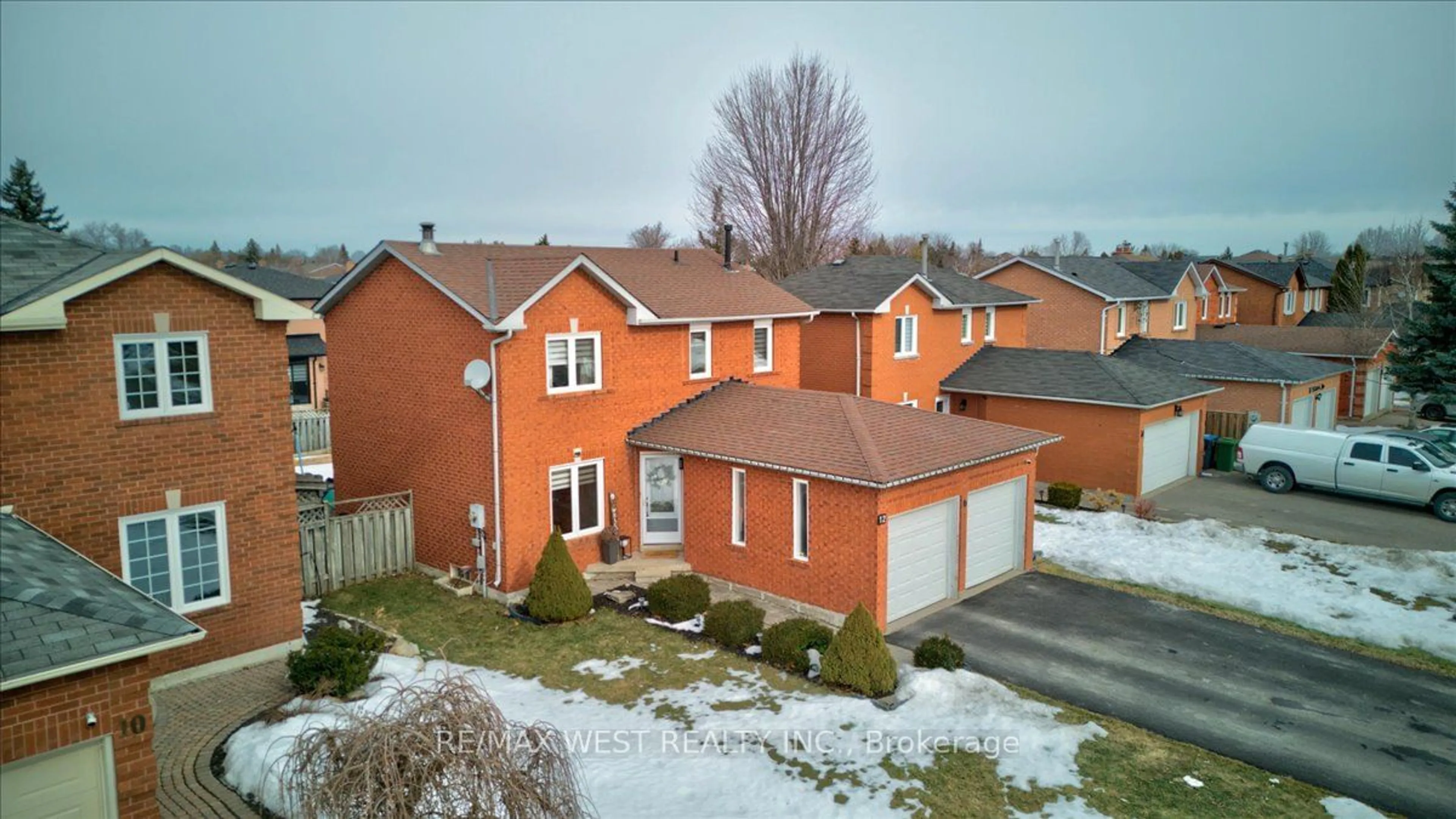 A pic from outside/outdoor area/front of a property/back of a property/a pic from drone, street for 12 Whitbread Ave, Caledon Ontario L7E 1L4