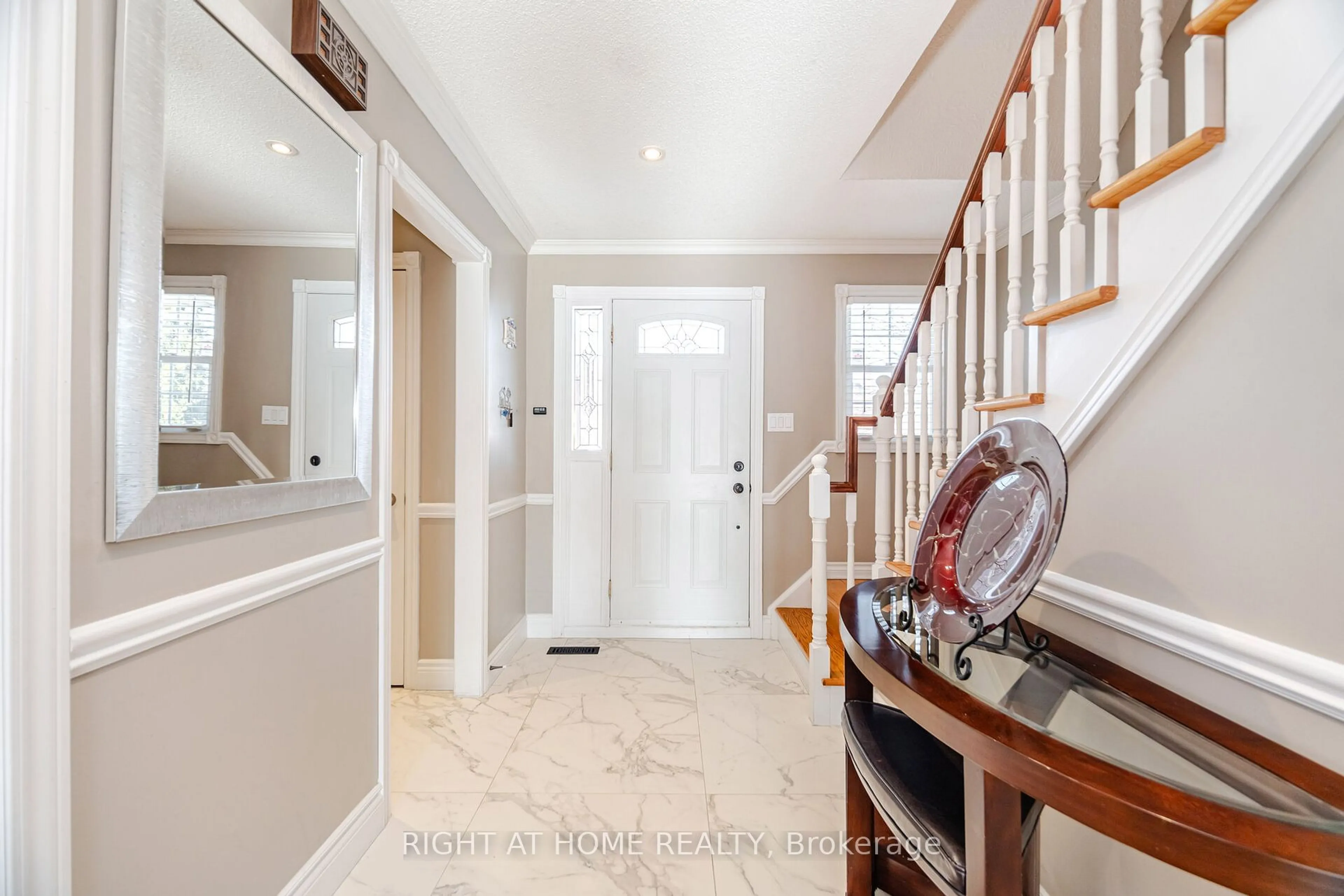 Indoor entryway for 3034 Europa Crt, Mississauga Ontario L5N 4S8