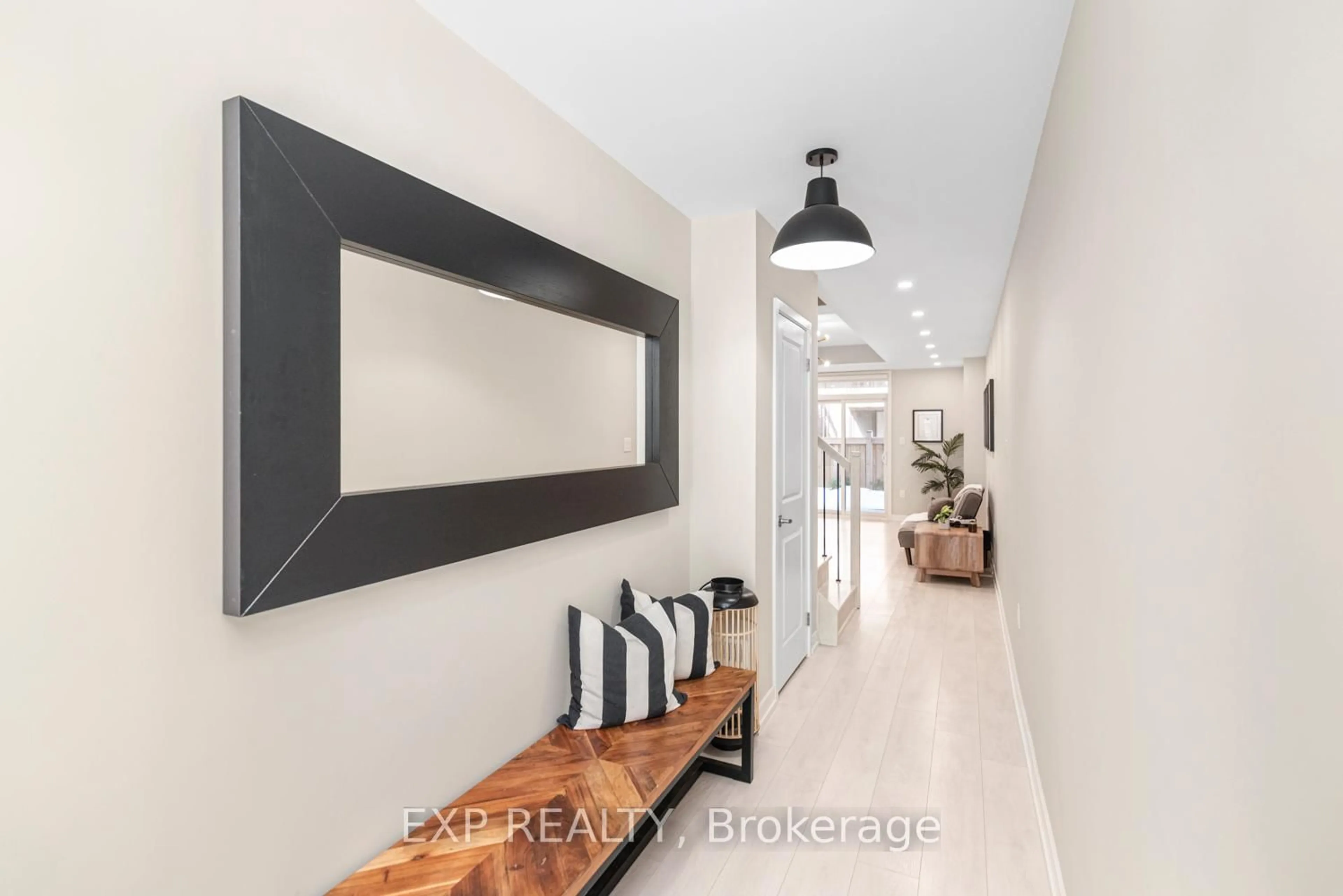 Indoor entryway for 177 Huguenot Rd, Oakville Ontario L6H 0L4