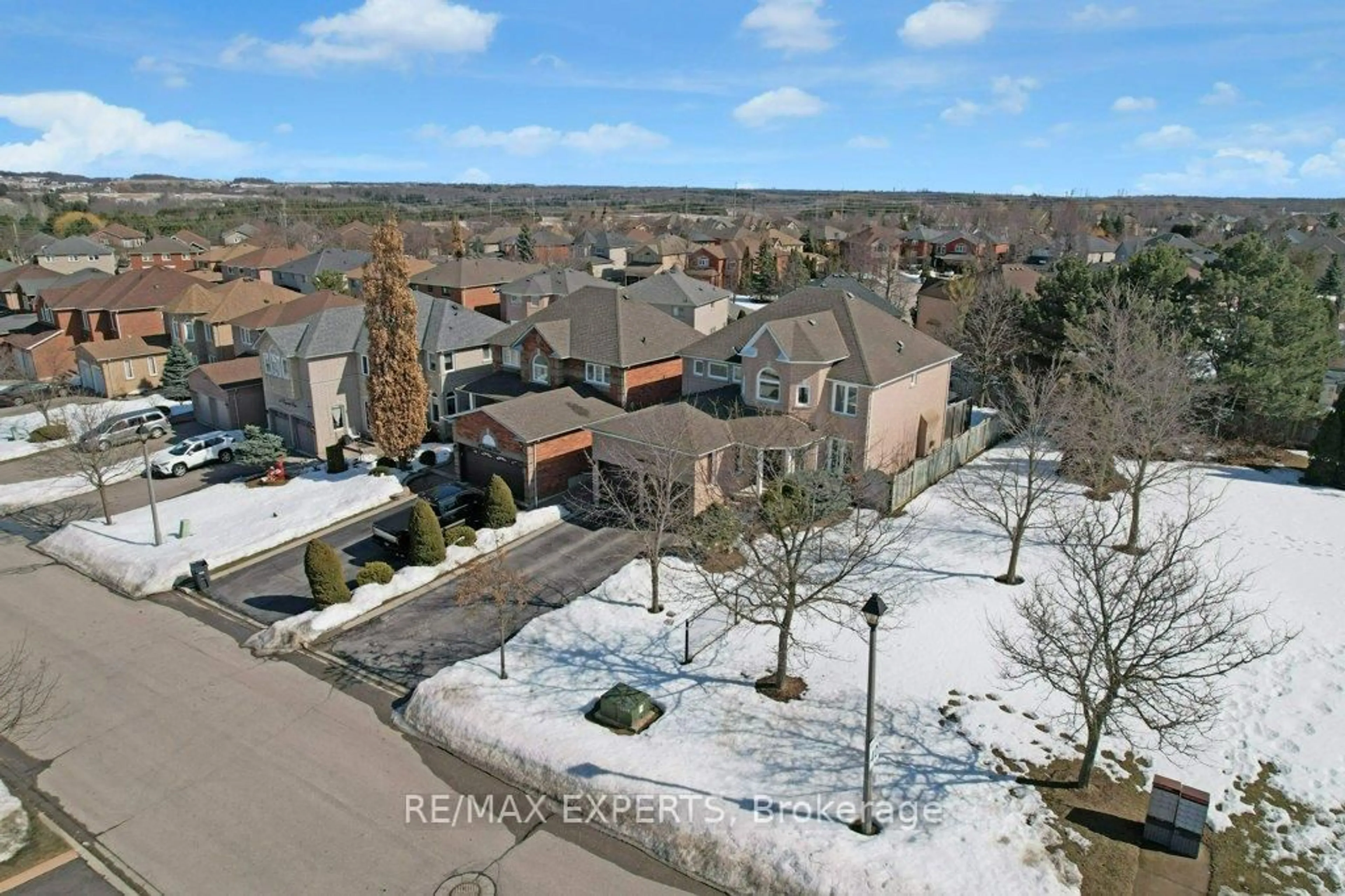 A pic from outside/outdoor area/front of a property/back of a property/a pic from drone, street for 10 Esposito Dr, Caledon Ontario L7E 1V4