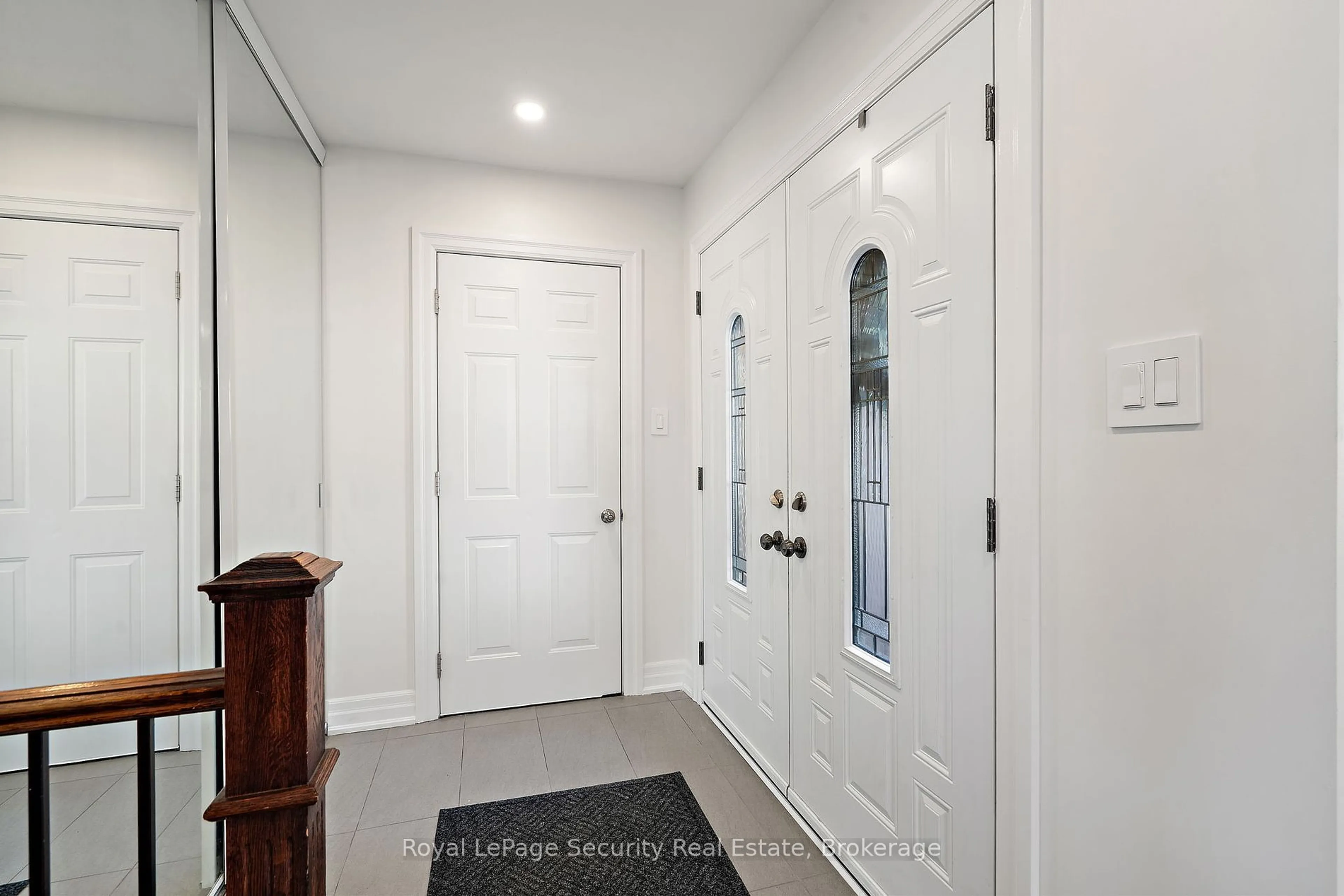 Indoor entryway for 3276 Rhonda Valy, Mississauga Ontario L5A 3E9