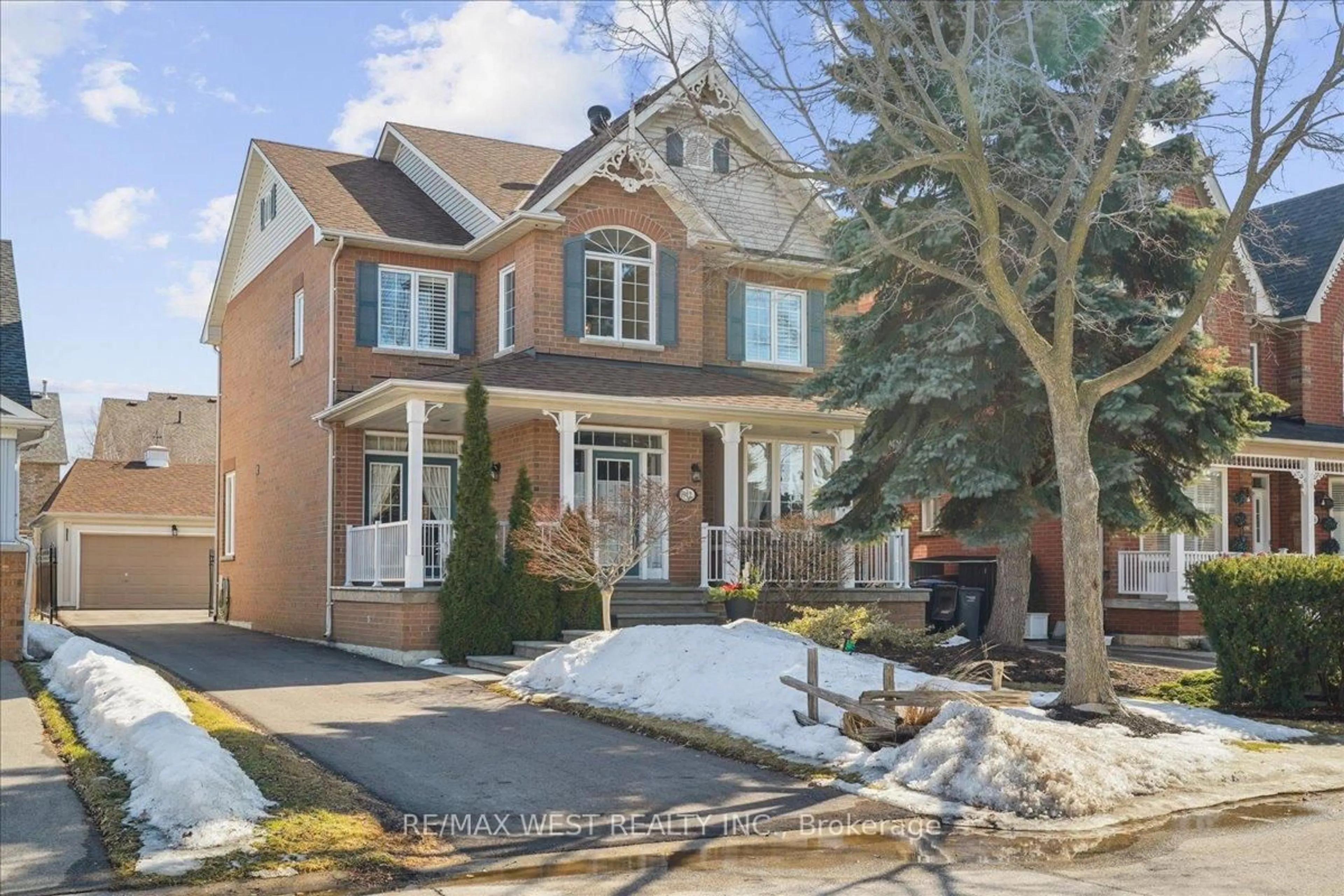 Home with brick exterior material, street for 912 John Watt Blvd, Mississauga Ontario L5W 1A3